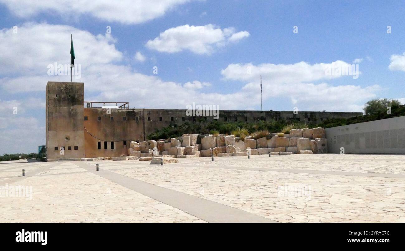 Fort de Tegart à Latroun, Israël, site des batailles de Latroun, entre les Forces de défense israéliennes et la Légion arabe jordanienne, pendant la guerre israélo-arabe de 1948. Latrun tire son nom du monastère près de la jonction de deux grandes autoroutes : Jérusalem à Jaffa/tel Aviv et Gaza à Ramallah. Pendant le mandat britannique, il devint une base de la police palestinienne avec un fort de Tegart. En mai 1948, elle était sous le contrôle de la Légion arabe. Il commandait la seule route reliant la zone de Jérusalem contrôlée par Yishouv à Israël. Il est resté sous contrôle jordanien jusqu'à la guerre des six jours Banque D'Images