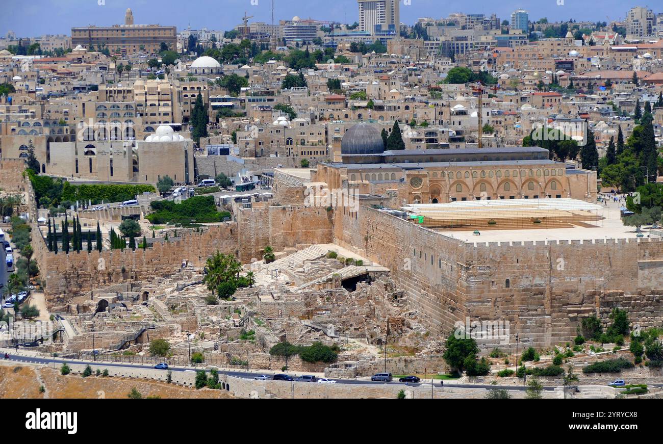 La mosquée Al-Aqsa (Al-Masjid al-Aqsa), dans la vieille ville de Jérusalem, est le troisième site le plus Saint de l'Islam. La mosquée a été construite au sommet du Mont du Temple, connu sous le nom de Haram esh-Sharif dans l'Islam. Les musulmans croient que Mahomet a été transporté de la mosquée sacrée de la Mecque à al-Aqsa pendant le voyage de nuit. La tradition islamique veut que Muhammad conduise des prières vers ce site jusqu'au 17ème mois après sa migration de la Mecque à Médine, quand Allah lui ordonne de se tourner vers la Kaaba à la Mecque. La mosquée a été complètement détruite par un tremblement de terre en 746 et reconstruite par le calife abbasside al-Mansour in Banque D'Images