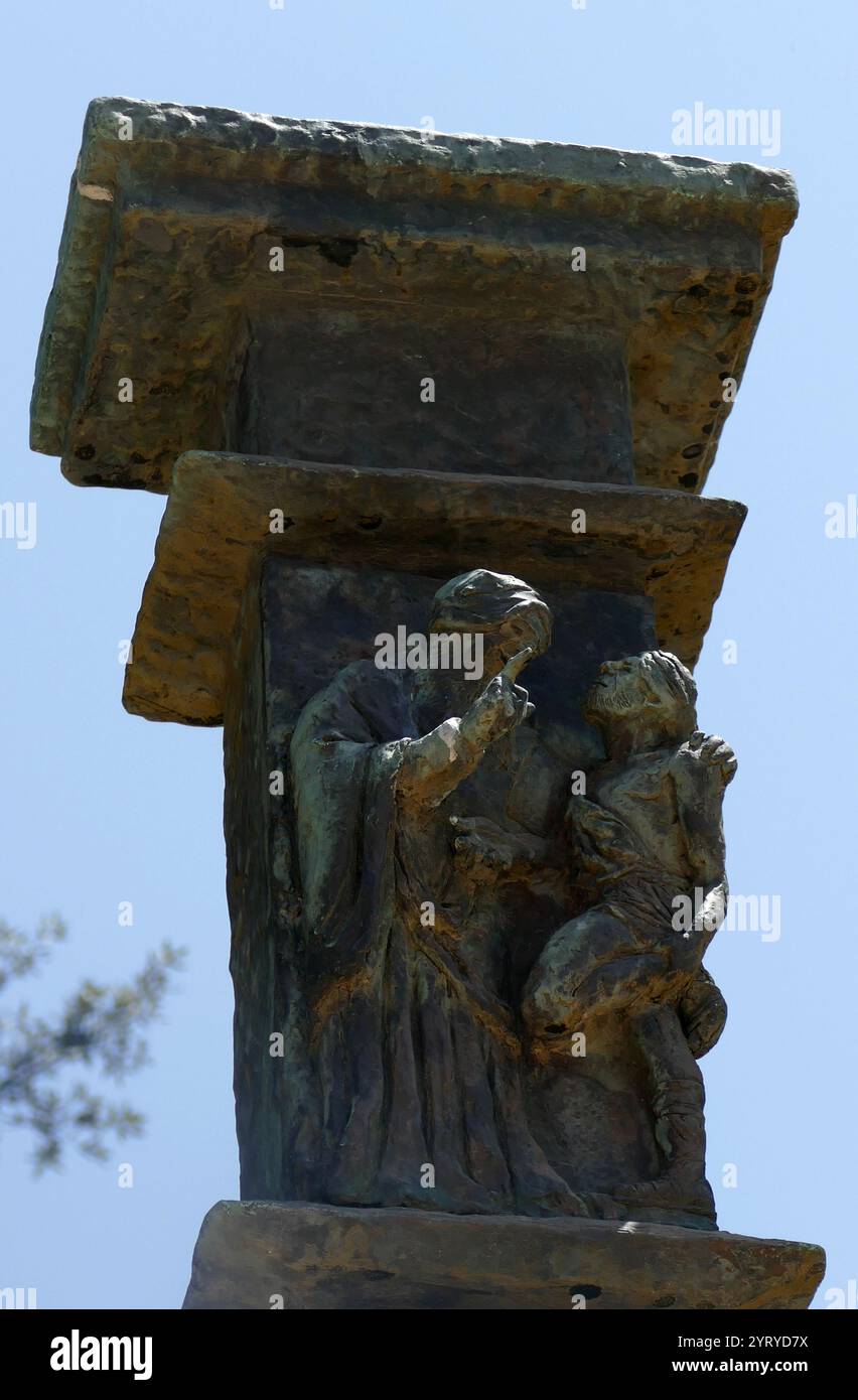 La Menorah de la Knesset, une Menorah de bronze, Jérusalem, Israël. Conçu par Benno Elkan (1877-1960), un sculpteur juif qui s'est échappé de son Allemagne natale en Grande-Bretagne. La sculpture mesure 4,30 mètres de haut, 3,5 mètres de large et pèse 4 tonnes. Il est situé en bordure de Gan Havradim (roseraie) en face de la Knesset. Il a été présenté à la Knesset en cadeau du Parlement du Royaume-Uni le 15 avril 1956 en l'honneur du huitième anniversaire de l'indépendance israélienne. La Menorah a été modelée d'après le candélabre d'or qui se trouvait dans le Temple à Jérusalem. Une série de reliefs en bronze sur le M. Banque D'Images