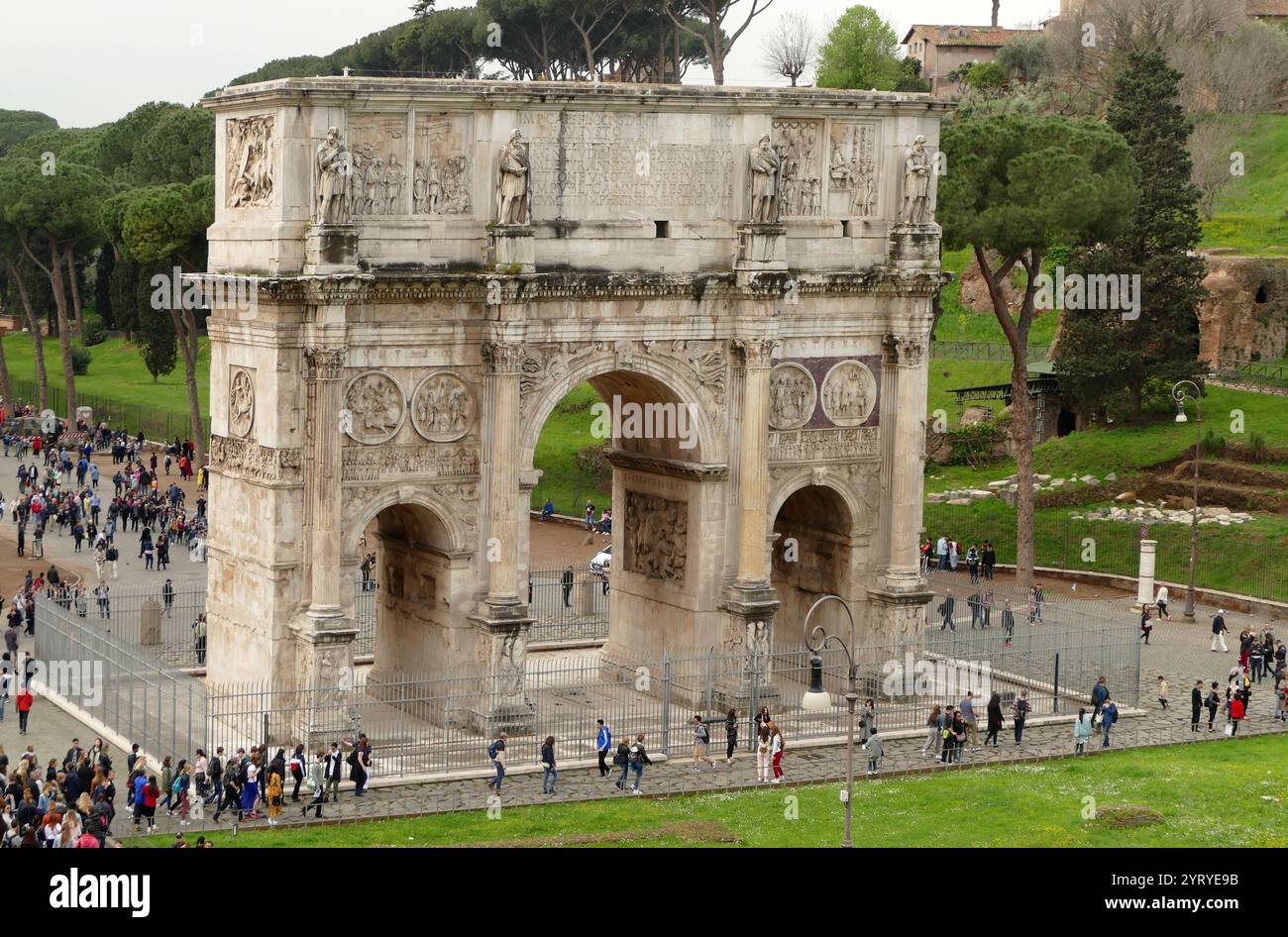 Le temple de Vénus et Roma ; le plus grand temple de la Rome antique. Situé sur la colline Velian, entre le bord oriental du Forum Romanum et le Colisée, il était dédié aux déesses Vénus Félix ('Vénus le porteur de la bonne fortune') et Roma Aeterna ('Rome éternelle'). L'architecte était l'empereur Hadrien et la construction a commencé en 121. Il a été officiellement inauguré par Hadrien en 135, et terminé en 141 sous Antonin Pie. Banque D'Images