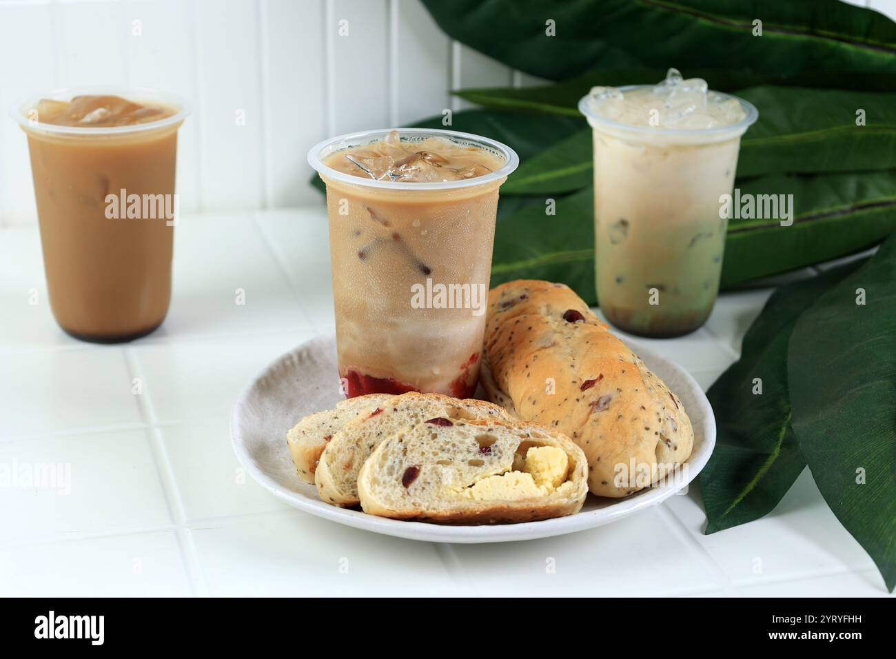 Tranches de pain à la crème de canneberge ou Roti Macan avec latte au café aux fraises Banque D'Images