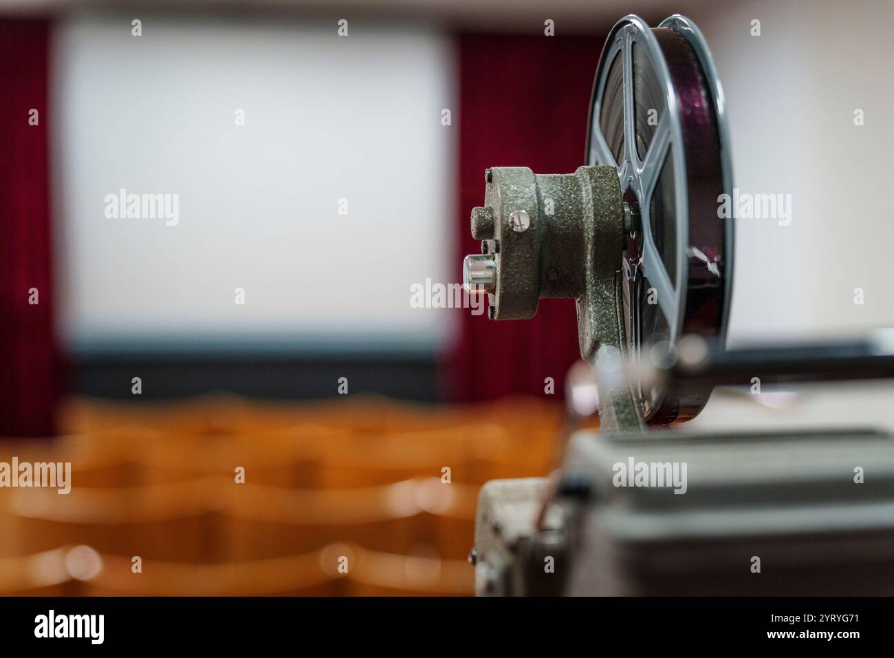 Gros plan d'un projecteur de film vintage dans une salle de cinéma, mettant en évidence la nostalgie, l'histoire du cinéma et les projections de films classiques. Banque D'Images