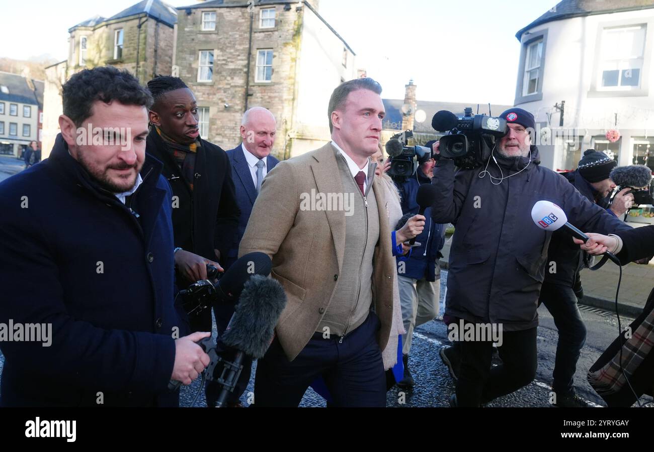 L'ancien capitaine écossais de rugby Stuart Hogg (au centre) quitte le Sheriff court de Jedburgh après avoir été condamné à une ordonnance de non-harcèlement de cinq ans et condamné à une amende après avoir violé la caution. Hogg a vu sa peine pour avoir abusé de sa femme séparée pendant cinq ans reportée au 9 janvier. Date de la photo : jeudi 5 décembre 2024. Banque D'Images