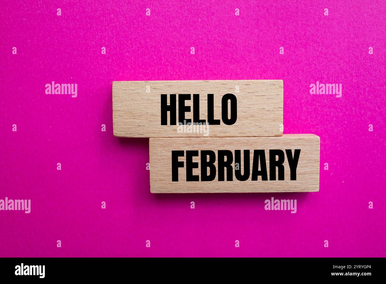 Bonjour février message écrit sur des blocs de bois avec fond rose. Symbole conceptuel bonjour février. Copier l'espace. Banque D'Images