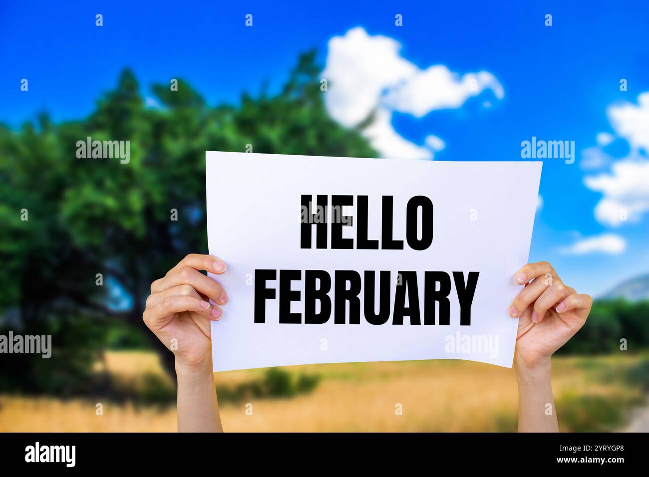 Bonjour février message écrit sur papier blanc avec fond de nature. Symbole conceptuel bonjour février. Copier l'espace. Banque D'Images