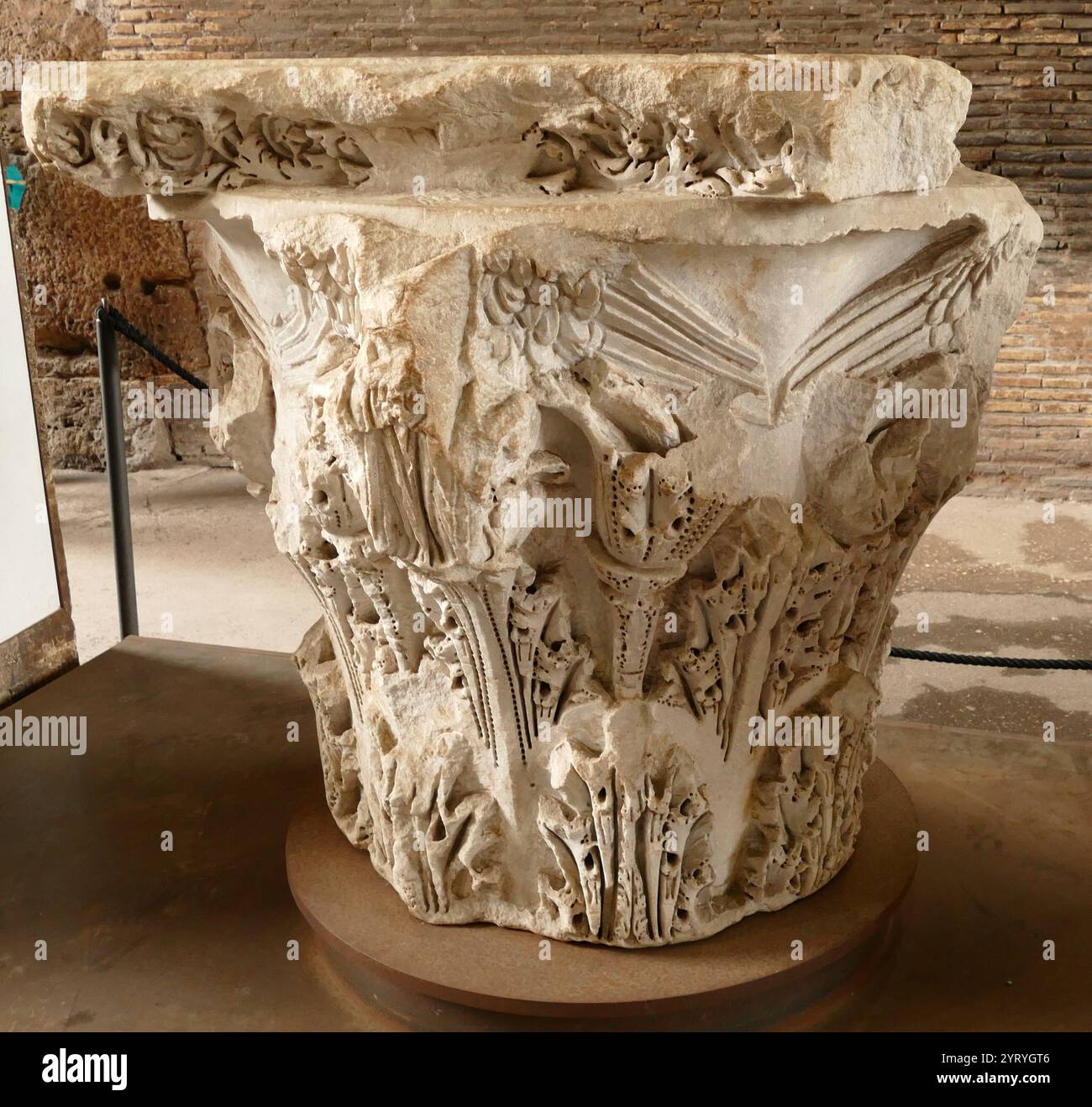 Le temple de Vénus et Roma ; le plus grand temple de la Rome antique. Situé sur la colline Velian, entre le bord oriental du Forum Romanum et le Colisée, il était dédié aux déesses Vénus Félix ('Vénus le porteur de la bonne fortune') et Roma Aeterna ('Rome éternelle'). L'architecte était l'empereur Hadrien et la construction a commencé en 121. Il a été officiellement inauguré par Hadrien en 135, et terminé en 141 sous Antonin Pie. Banque D'Images