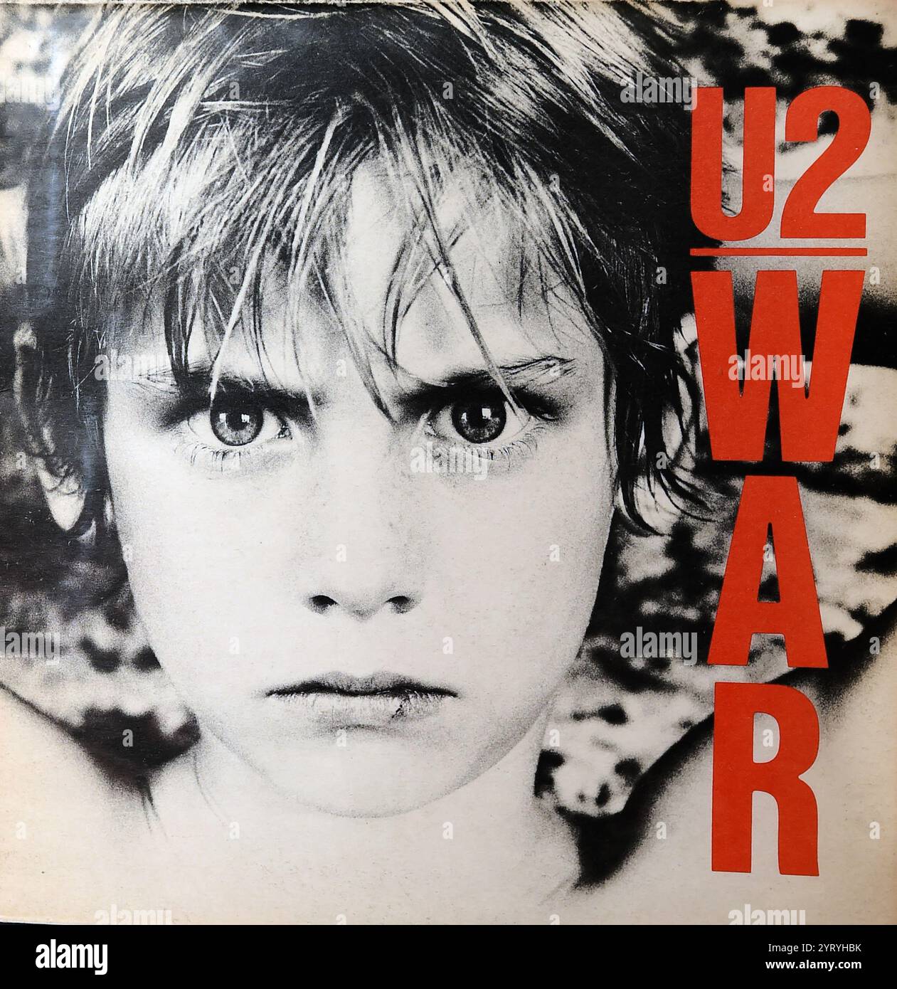 War est le troisième album studio du groupe de rock irlandais U2. Il a été produit par Steve Lillywhite, et est sorti le 28 février 1983 au label Island Records. L'album est considéré comme le premier album ouvertement politique de U2. Le garçon sur la couverture est Peter Rowen (frère de l'ami de Bono, Guggi). Il apparaît également sur les reprises de Boy, Three, The Best of 1980?1990, Early Demos et de nombreux singles. Bono a décrit le raisonnement derrière la couverture : « au lieu de mettre des chars et des fusils sur la couverture, nous avons mis un visage d'enfant Banque D'Images