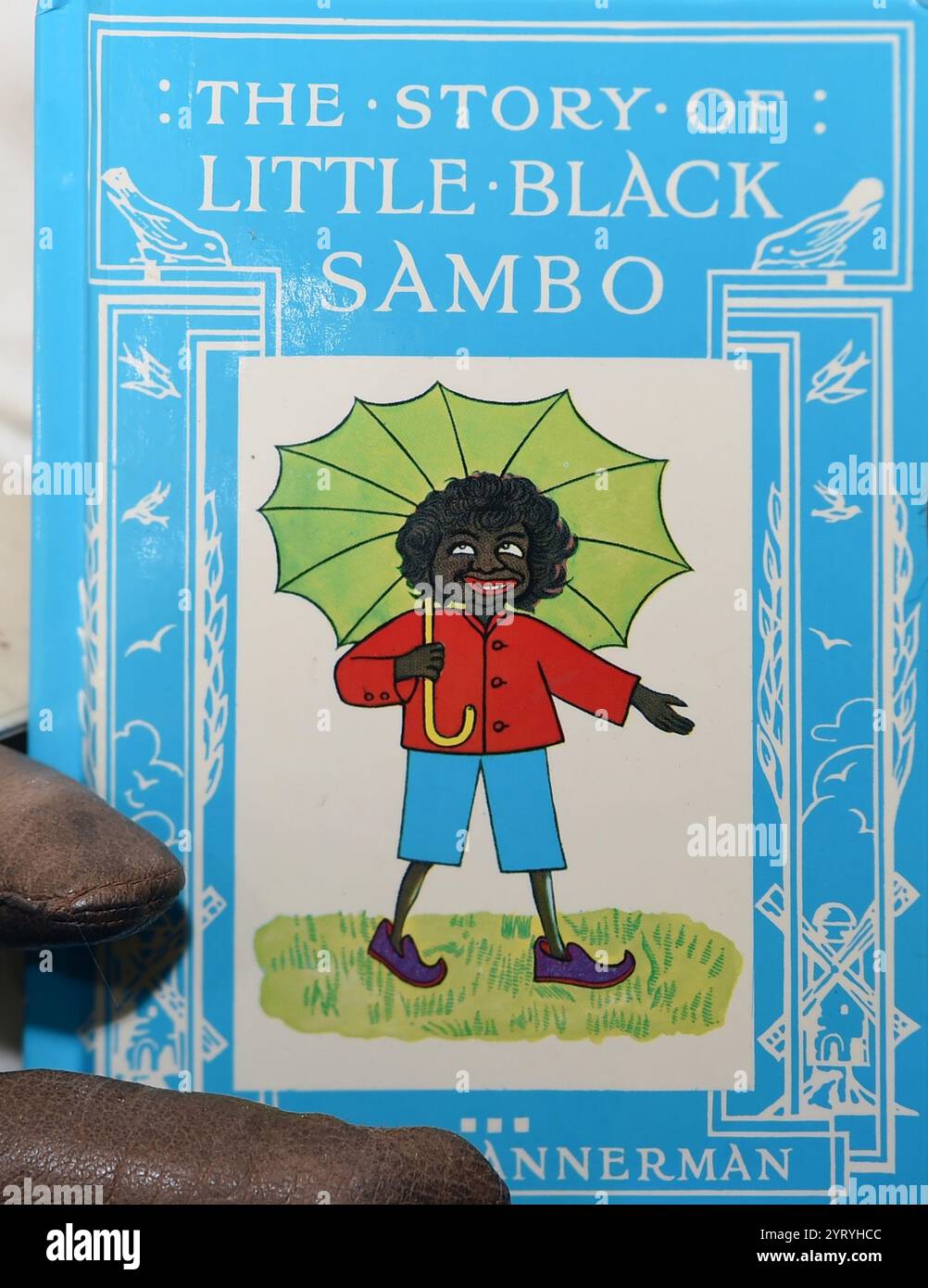 The Story of Little Black Sambo est un livre pour enfants écrit et illustré par l'auteure écossaise Helen Bannerman et publié par Grant Richards en octobre 1899. Les critiques de l'époque ont observé que Bannerman présente l'un des premiers héros noirs de la littérature pour enfants et ont considéré le livre comme représentant positivement les caractères noirs dans le texte et les images, en particulier par rapport aux livres de cette époque qui dépeignaient les Noirs comme simples et non civilisés Banque D'Images The Story of Little Black Sambo est un livre pour enfants écrit et illustré par l'auteure écossaise Helen Bannerman et publié par Grant Richards en octobre 1899. Les critiques de l'époque ont observé que Bannerman présente l'un des premiers héros noirs de la littérature pour enfants et ont considéré le livre comme représentant positivement les caractères noirs dans le texte et les images, en particulier par rapport aux livres de cette époque qui dépeignaient les Noirs comme simples et non civilisés Banque D'Images