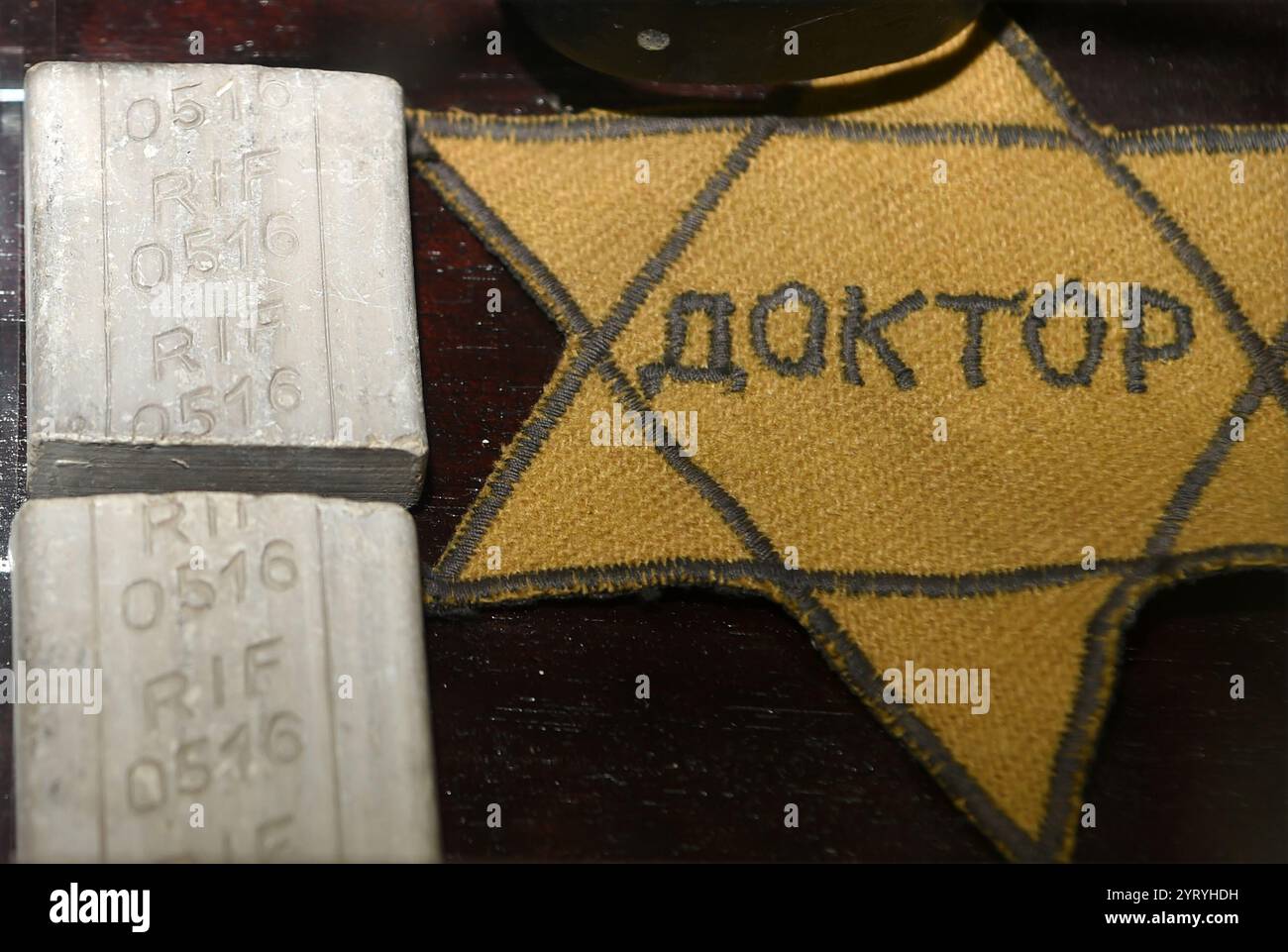 (À gauche) des barres de savon (faux) données aux prisonniers du camp de la mort d'Auschwitz avant qu'ils ne soient emmenés dans les douches (chambres à gaz. (À droite) étoile jaune d'un médecin juif (russe) à Auschwitz. Banque D'Images
