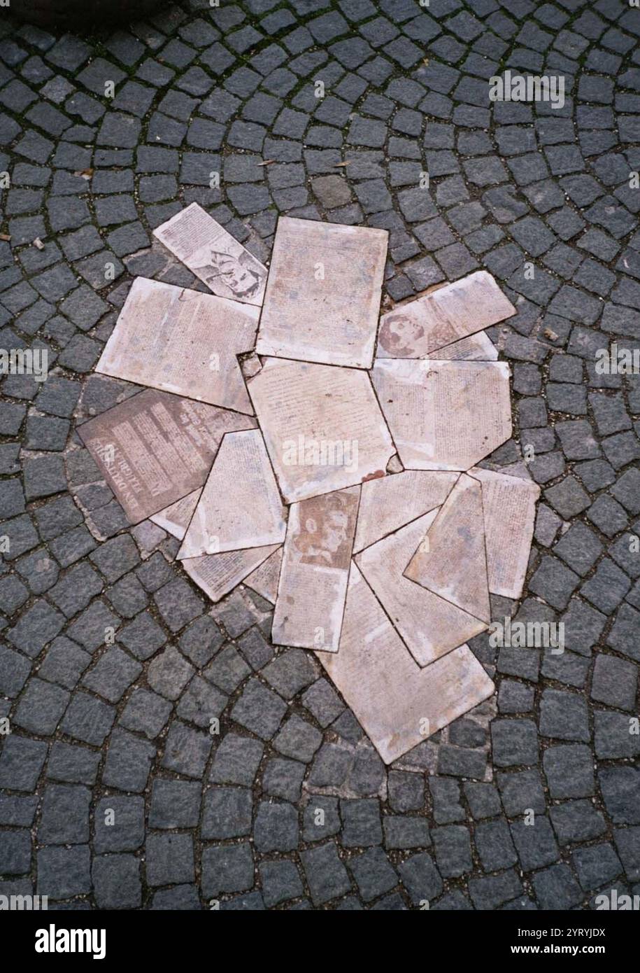 Monument à Hans et Sophie Scholl et au mouvement de résistance de la Rose Blanche contre le régime nazi, devant l'Université Ludwig Maximilian de Munich, Bavière, Allemagne. Banque D'Images