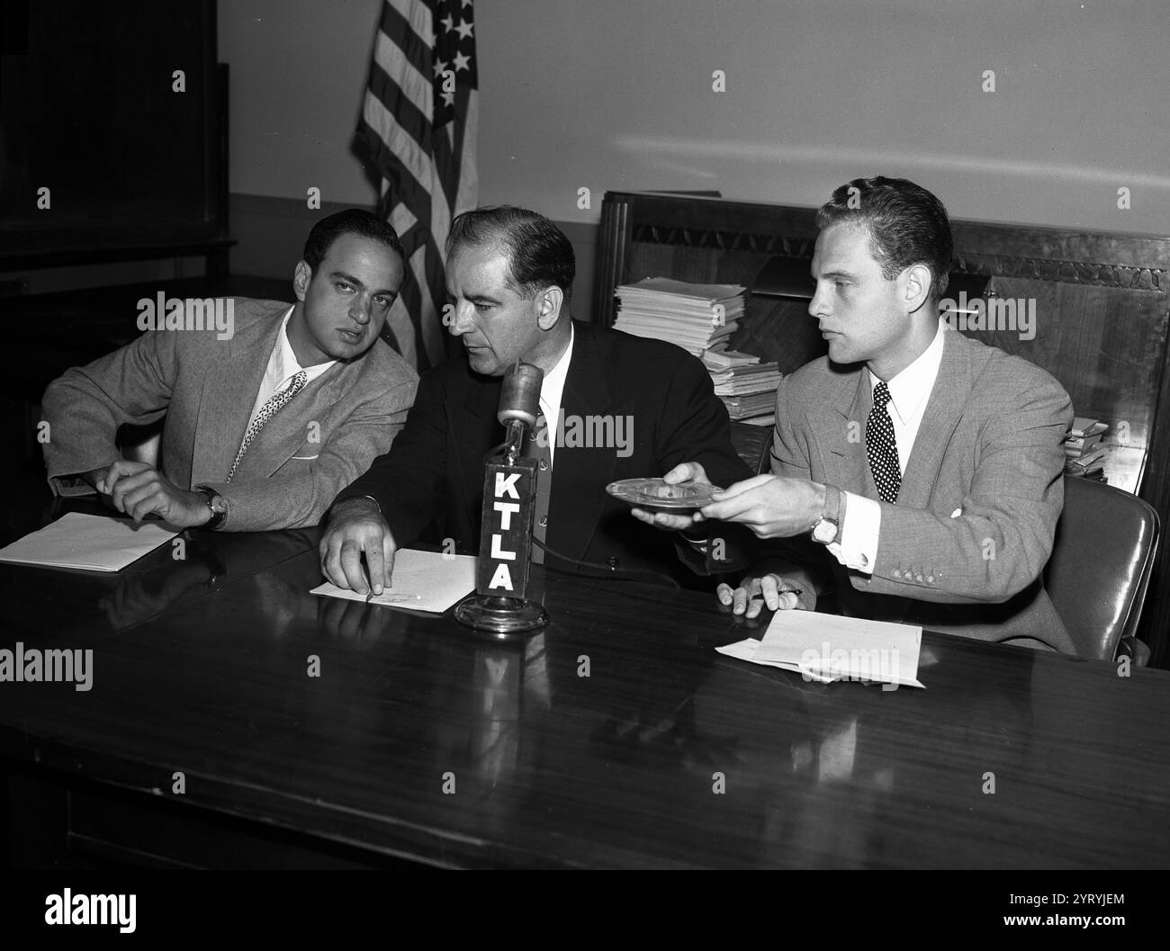 Le sénateur McCarthy, au centre, s'entretient avec Roy Cohn, avocat-conseil en chef du Comité des activités de la Chambre des représentants des Nations Unies, lors de l'interrogatoire de William Taylor. 1953 Banque D'Images