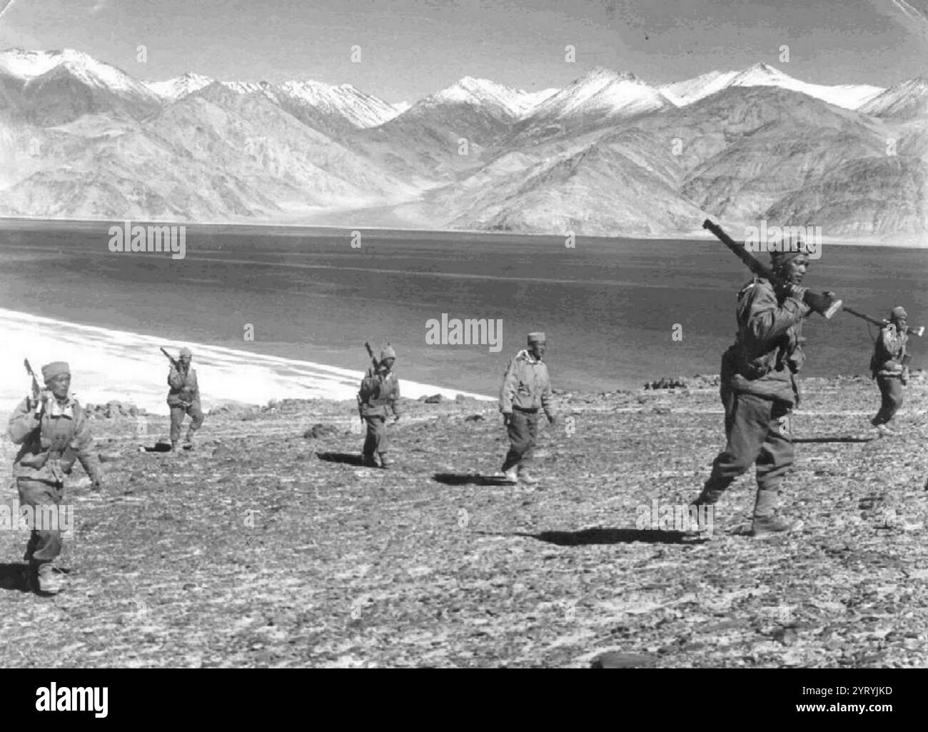 Soldats indiens en patrouille au fusil pendant la brève et sanglante guerre frontalière sino-indienne de 1962. Banque D'Images