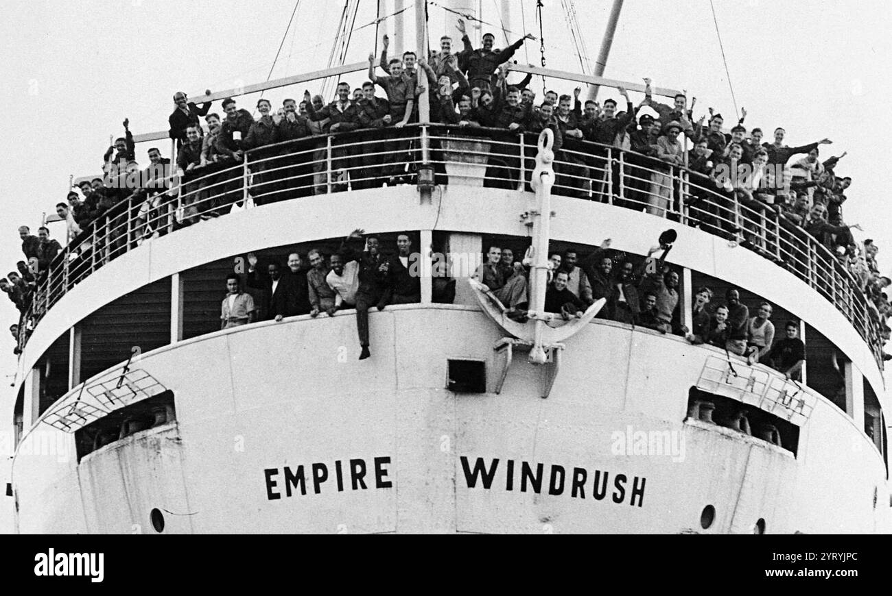 En 1948, Empire Windrush a amené des immigrants indiens de l'Ouest au Royaume-Uni, transportant 1 027 passagers et deux passagers clandestins lors d'un voyage de la Jamaïque au port de Tilbury près de Londres. 802 de ces passagers ont donné leur dernier pays de résidence comme quelque part dans les Caraïbes. Le voyage de 1948 de Windrush est devenu très connu ; les gens des Caraïbes britanniques qui sont venus au Royaume-Uni dans la période après la seconde Guerre mondiale, y compris ceux qui sont venus sur d'autres navires, sont parfois appelés la génération Windrush. Banque D'Images En 1948, Empire Windrush a amené des immigrants indiens de l'Ouest au Royaume-Uni, transportant 1 027 passagers et deux passagers clandestins lors d'un voyage de la Jamaïque au port de Tilbury près de Londres. 802 de ces passagers ont donné leur dernier pays de résidence comme quelque part dans les Caraïbes. Le voyage de 1948 de Windrush est devenu très connu ; les gens des Caraïbes britanniques qui sont venus au Royaume-Uni dans la période après la seconde Guerre mondiale, y compris ceux qui sont venus sur d'autres navires, sont parfois appelés la génération Windrush. Banque D'Images