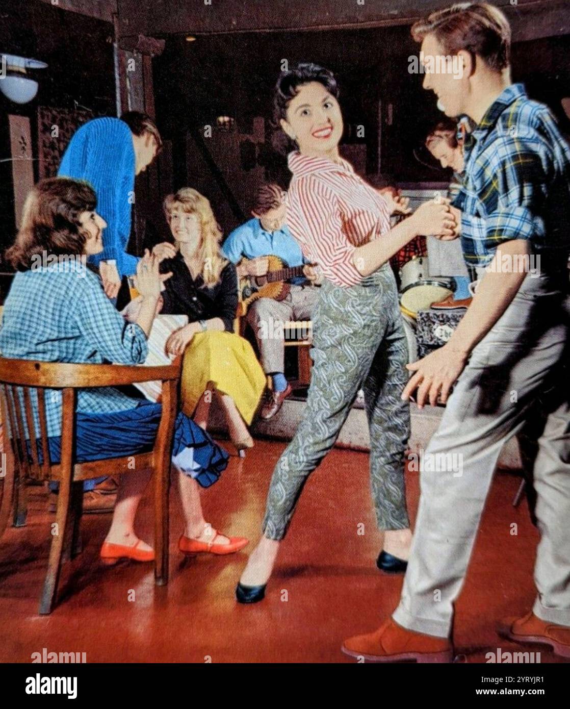 La culture des jeunes voit des changements dans la mode, ainsi que dans la musique populaire. Club de danse britannique Banque D'Images