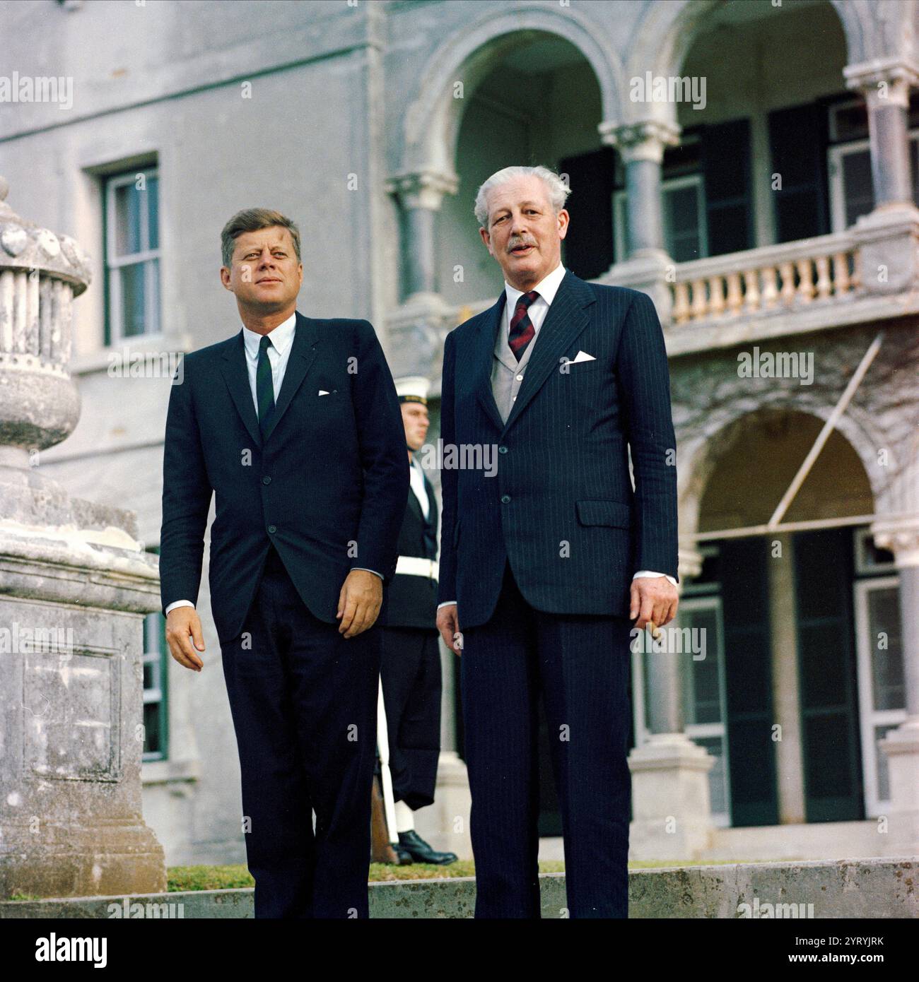 Le président John F. Kennedy et le premier ministre de Grande-Bretagne Harold Macmillan se tiennent sur les marches de la résidence du gouvernement à Hamilton, aux Bermudes. Banque D'Images