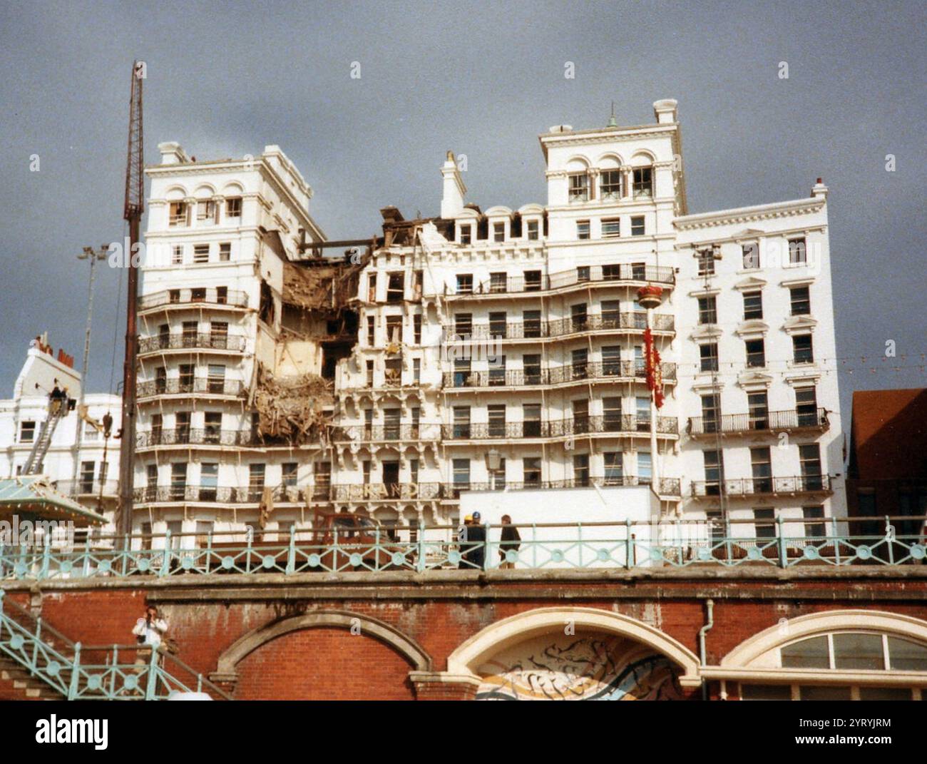 Le Grand Hôtel de Brighton après l'attentat de l'IRA. La photo a été prise le matin du 12 octobre 1984, quelques heures après l'explosion. Banque D'Images