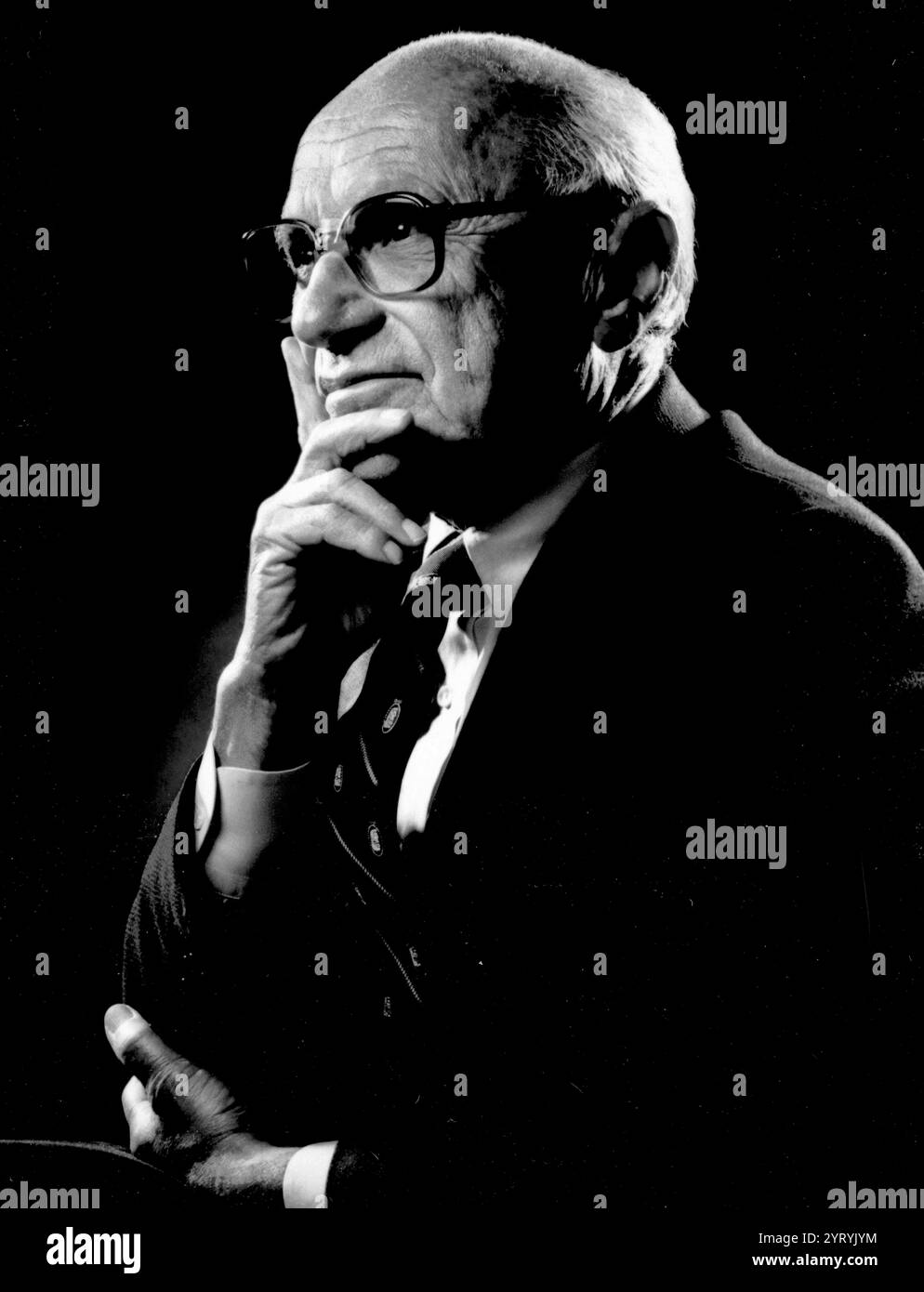Milton Friedman (1912 ? 2006), économiste américain et lauréat du prix Nobel d'économie 1976. Friedman était parmi les penseurs économiques influents qui ont influencé les dirigeants et rejeté le keynésianisme en faveur du monétarisme. Banque D'Images