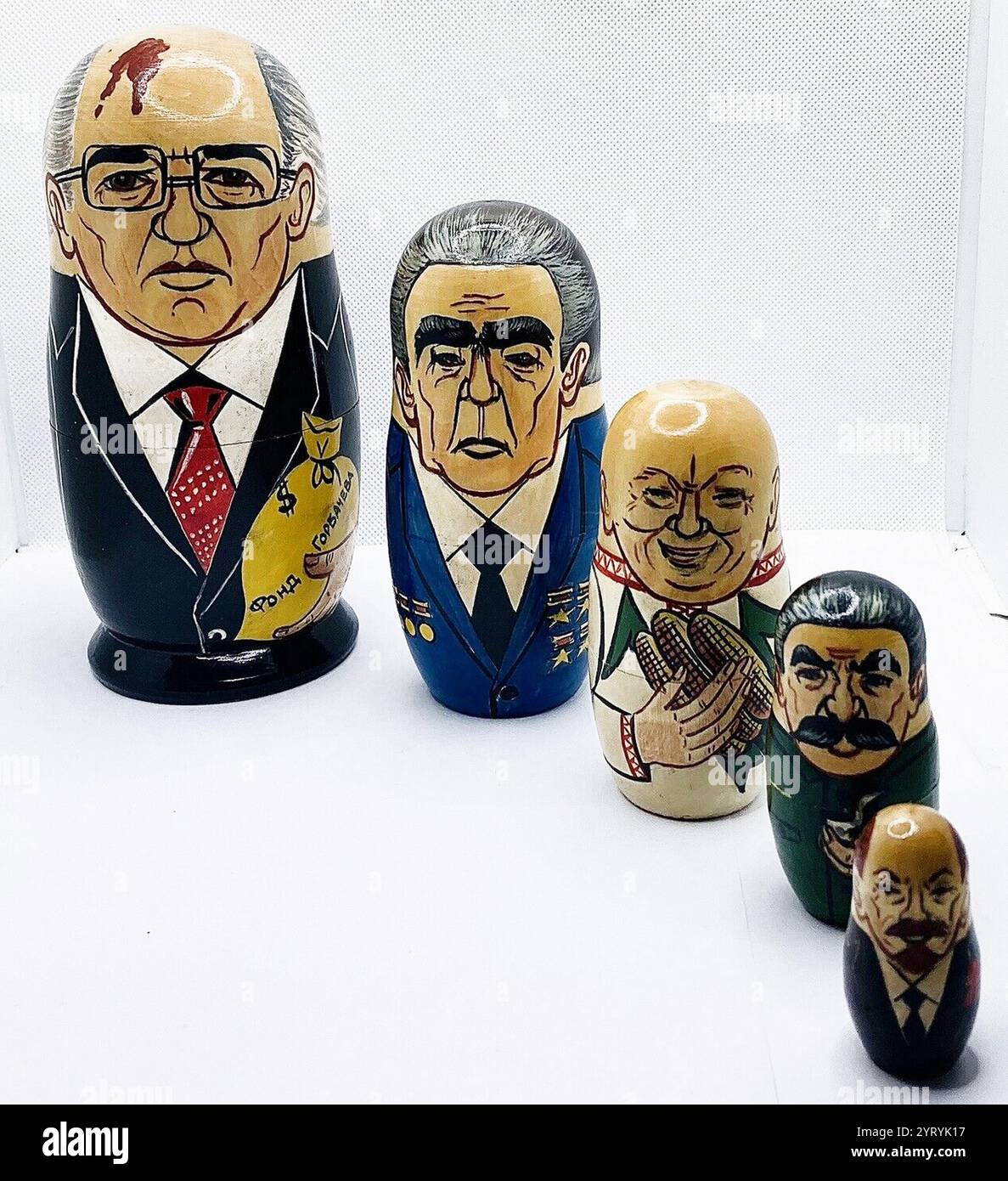 Nid de poupées russe avec des dirigeants russes et soviétiques : Lénine, Staline, Khrouchtchev, Brejnev, Gorbatchev. À Gorbatchev Banque D'Images