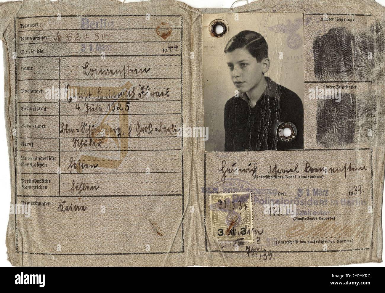 Carte d'identité de Heinrich Loewenstein délivrée par la Gestapo. Carte d'identité délivrée par la Gestapo à Heinrich Loewenstein à Berlin, Allemagne. La date d'émission est le 31 mars 1939 et elle est valide jusqu'au 31 mars 1944. Après Kristallnacht, les Juifs devaient demander des cartes d'identité. Le côté gauche de l'intérieur est un formulaire avec des blancs étiquetés lieu d'émission, numéro d'identification, date d'expiration, nom, prénom, date de naissance, lieu de naissance, profession, description et remarques. Le côté droit a une photo de Heinrich, deux empreintes digitales, sa signature, et trois nazis officiels Banque D'Images