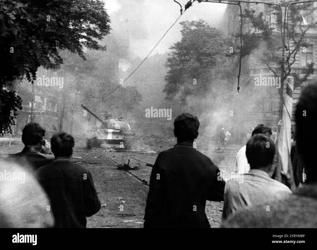 Août 1968, les forces soviétiques et du Pacte de Varsovie entrent et occupent la Tchécoslovaquie. Scène où les étudiants protestent contre l'avance des chars soviétiques à Prague. Banque D'Images