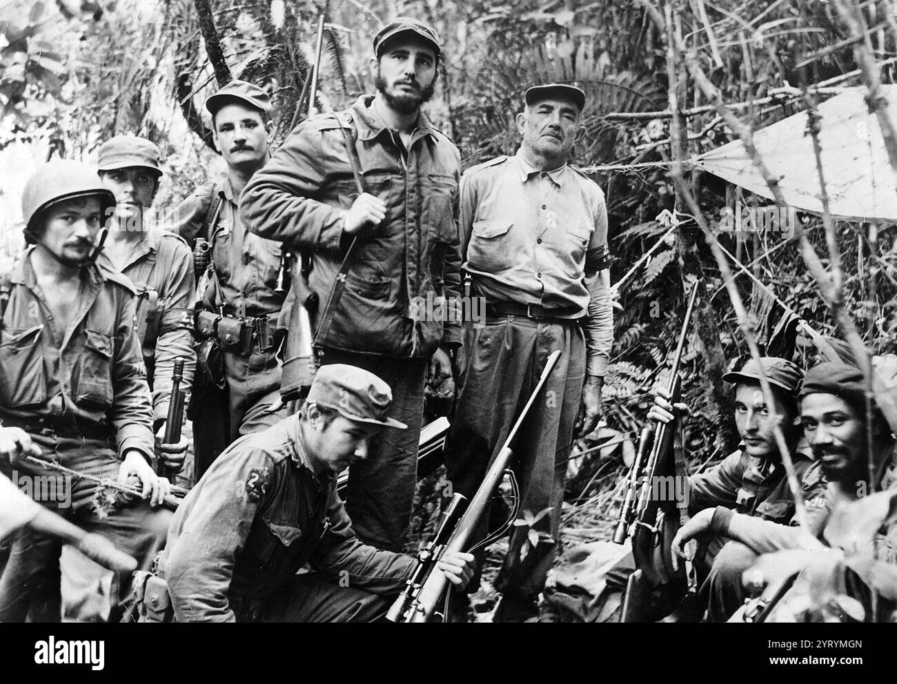 Fidel Castro et ses hommes dans la Sierra Maestra. De gauche à droite : Guillermo GARC?a, Ernesto 'Che' Guevara, Universo S?nchez ; Ra?l Castro (agenouillé), Castro, Crescentio P?rez, Jorge Sotu ; Juan Almeida. 1956 Banque D'Images