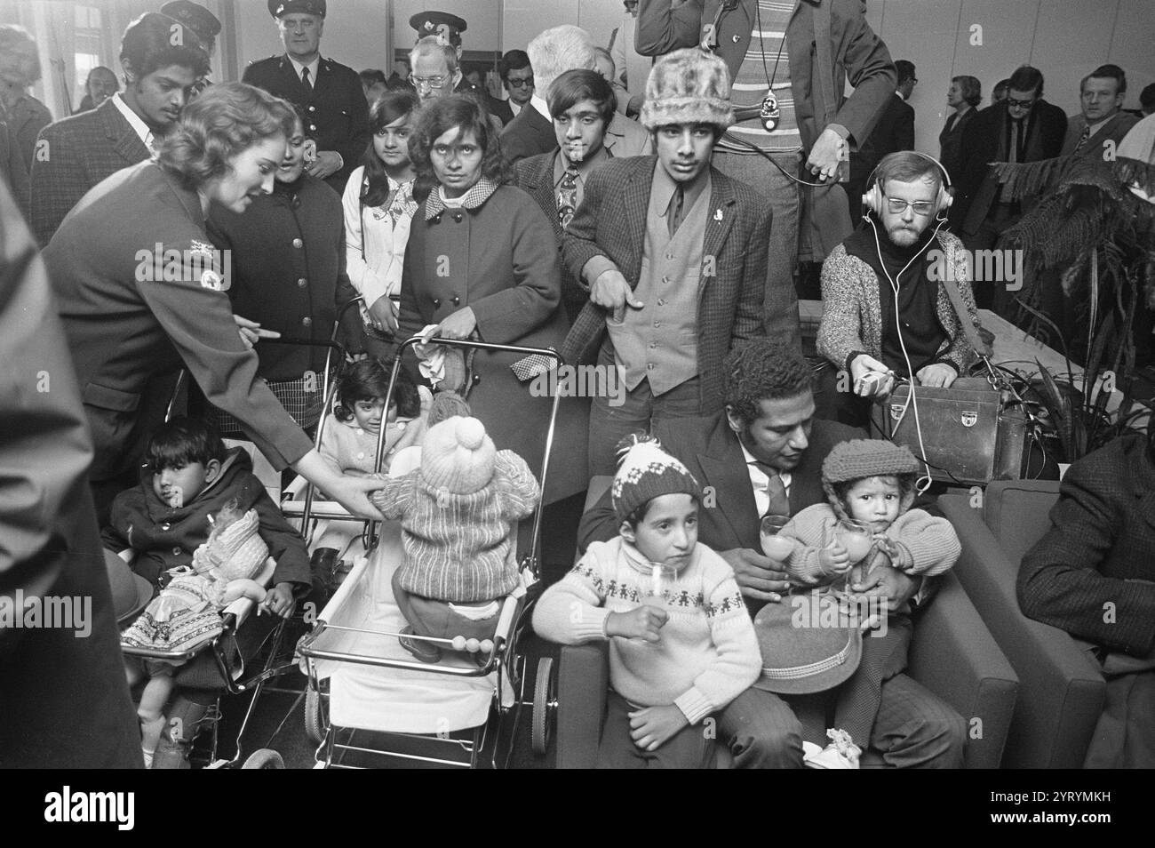 Les Asiatiques expulsés de l'Ouganda à l'aéroport de Schiphol aux pays-Bas, en route vers le Royaume-Uni. Banque D'Images