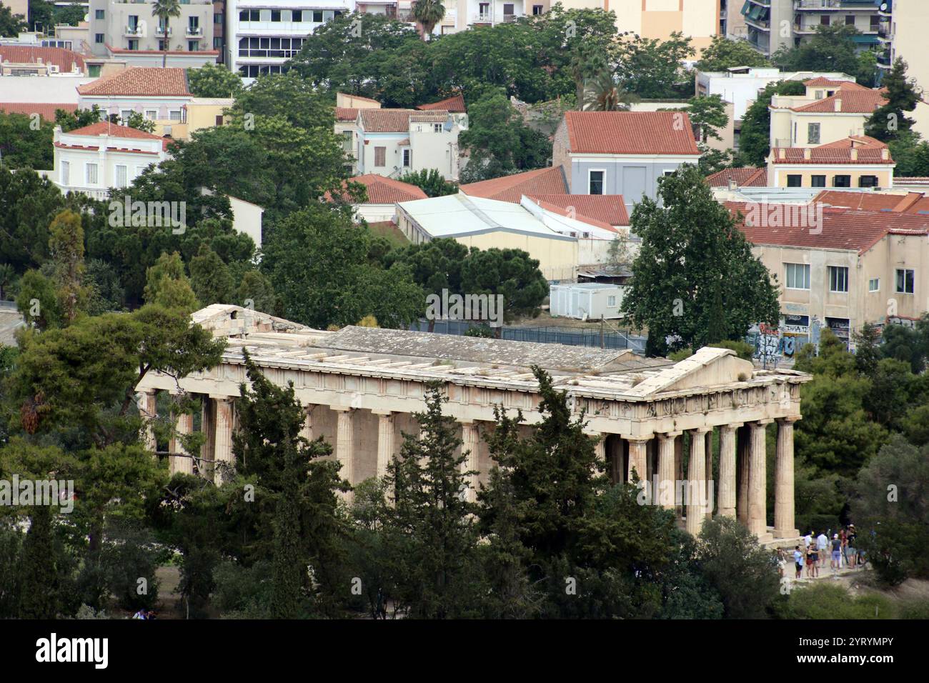 Le temple d'Héphaïstus ou Héphaïsèse est un temple périptère dorique, et est situé sur le côté nord-ouest de l'Agora d'Athènes, au sommet de la colline Agoraios Kolonos. Du VIIe siècle jusqu'en 1834, elle a servi d'église orthodoxe grecque de Saint George Akamates. Les preuves archéologiques suggèrent qu'il n'y avait pas de construction antérieure sur le site, à l'exception d'un petit sanctuaire qui a été brûlé lors de la seconde invasion perse de la Grèce en 480 av. J.-C.. La construction a commencé en 449 av. J.-C., et certains chercheurs pensent que le bâtiment n'a pas été achevé depuis environ trois décennies Banque D'Images