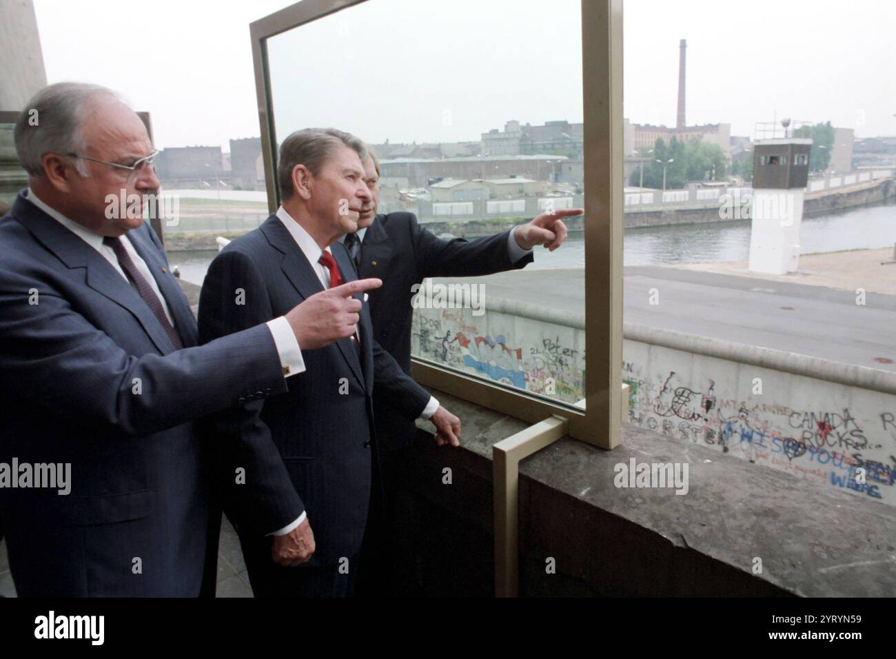 6/12/1987 le président Reagan et le chancelier allemand Helmut Kohl au mur de Berlin porte de Brandebourg Berlin Ouest Banque D'Images