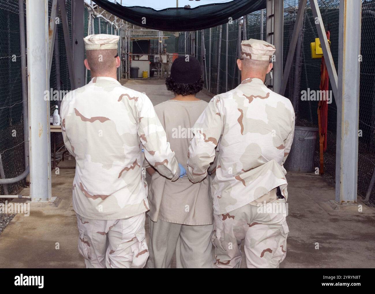 Force de garde la foi Troopers transports un détenu à l'hôpital des détenus du camp situé près de quatre, le 27 décembre 2007. Le programme du gouvernement américain pour le transfert et la libération des détenus est sans précédent en temps de guerre. JTF Guantanamo effectue des soins sécuritaires et humaines et la garde des combattants ennemis. La foi mène des opérations d'interrogatoire pour recueillir du renseignement stratégique à l'appui de la guerre mondiale contre le terrorisme et prend en charge l'application de la loi et les enquêtes sur les crimes de guerre. Guantanamo la foi s'est engagé à assurer la sécurité et la sécurité de l'American service members et les civils qui travaillent à l'intérieur de son Banque D'Images