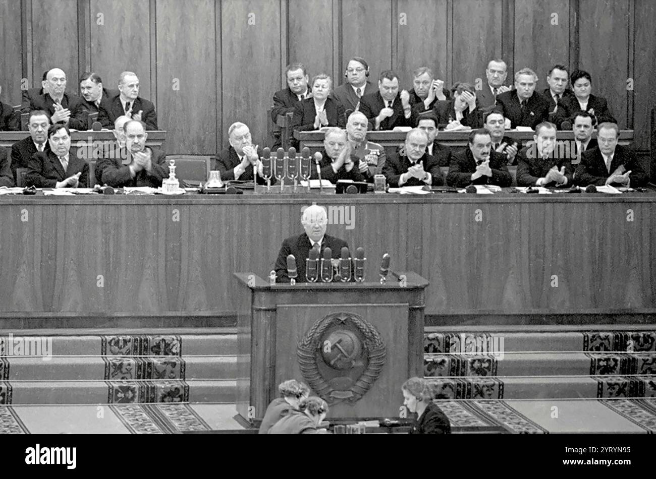 Le discours secret de Khrouchtchev était le discours dans lequel Nikita Khrouchtchev a dénoncé Joseph Staline après la mort de ce dernier. Le discours était un rapport oral au vingtième Congrès du Parti communiste de l'Union soviétique le 25 février 1956. Son titre était sur le culte de la personnalité et ses conséquences. Banque D'Images