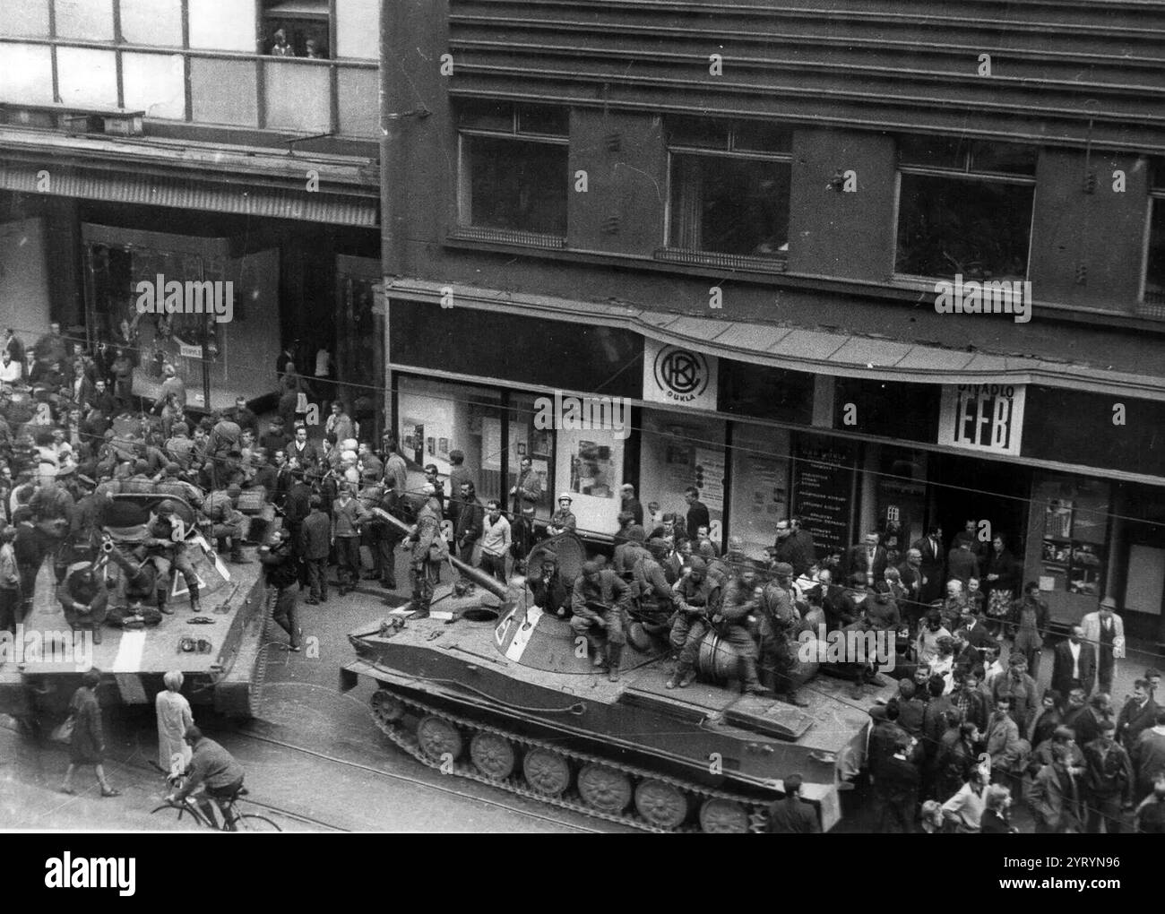 Invasion soviétique de la Tchécoslovaquie 1969 (printemps de Prague) qui a vu les forces russes et du pacte de Varsovie envahir le pays pour écraser la dissidence libérale Banque D'Images