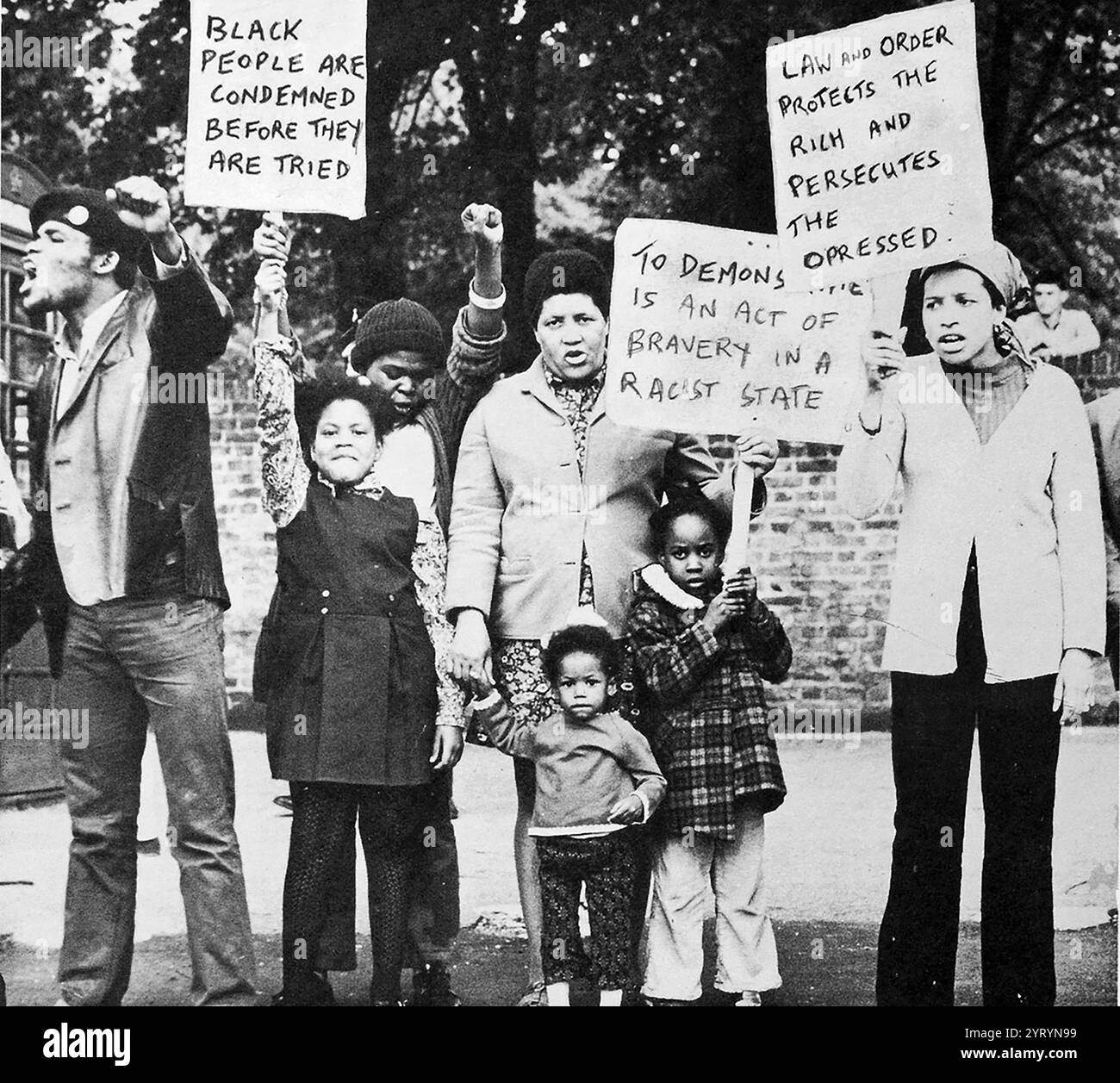 Août 1970, un groupe de résidents proteste contre le harcèlement policier de la communauté noire à Notting Hill, Londres. Leur protestation a appelé à une ?fin de la persécution du restaurant Mangrove?. Entre 1969 et 1970, la police a fait plusieurs descentes au restaurant. Aucune preuve d'activité illégale n'a été découverte à la suite de ces descentes Banque D'Images