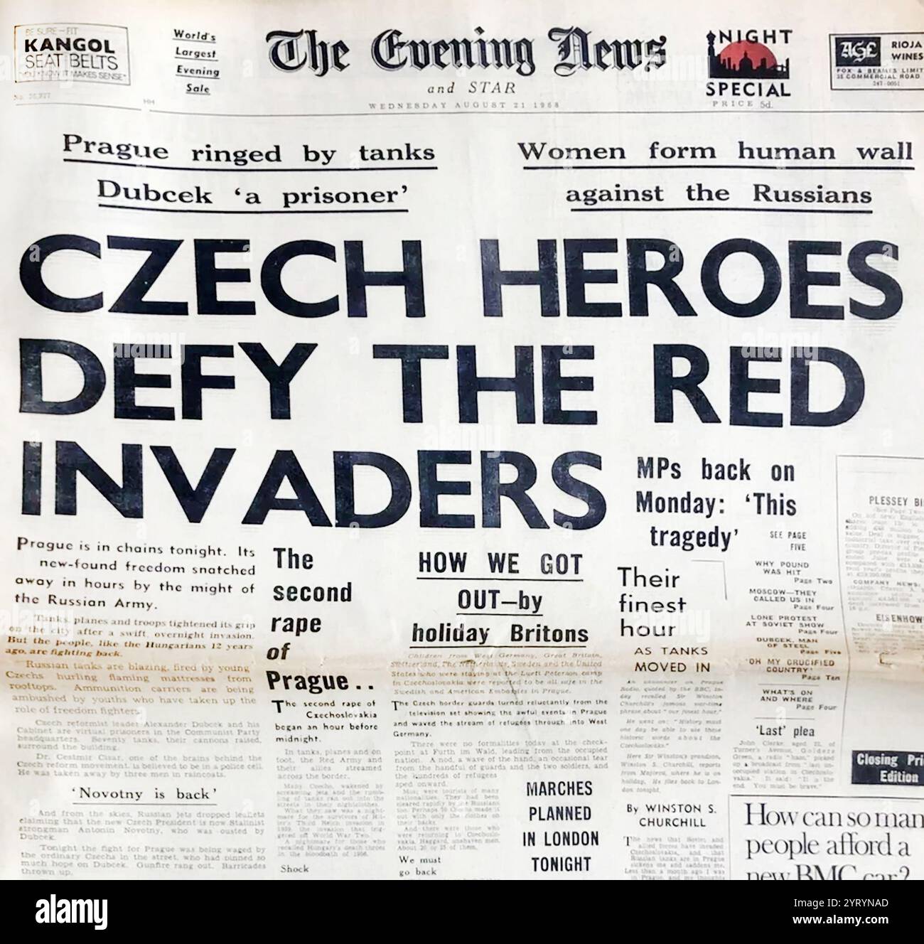 Invasion soviétique de la Tchécoslovaquie en 1969 rapportée dans le journal britannique Evening News. Banque D'Images
