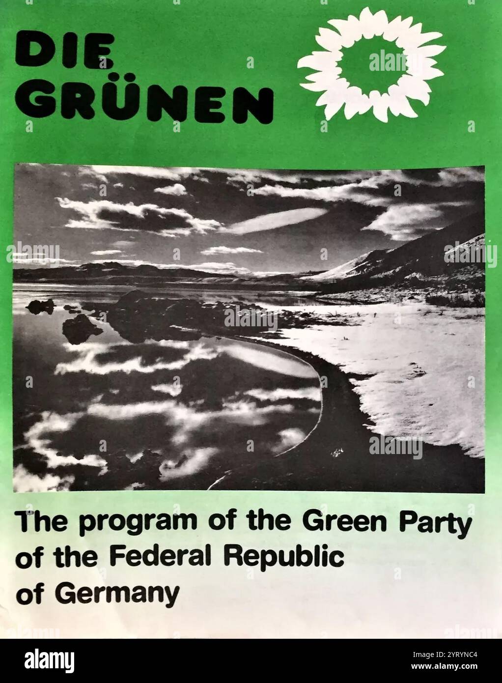 Droite : le pamphlet des années 1980 en anglais, produit pour Alliance 90/The Greens (Die Gr?nen), est un parti politique environnemental en Allemagne. Il a été formé en 1993 par la fusion des Verts (formé en Allemagne de l'Ouest en 1980) et Alliance 90 (formé en Allemagne de l'est en 1990). Les Verts avaient eux-mêmes fusionné avec le Parti vert est-allemand après la réunification allemande en 1990. Banque D'Images