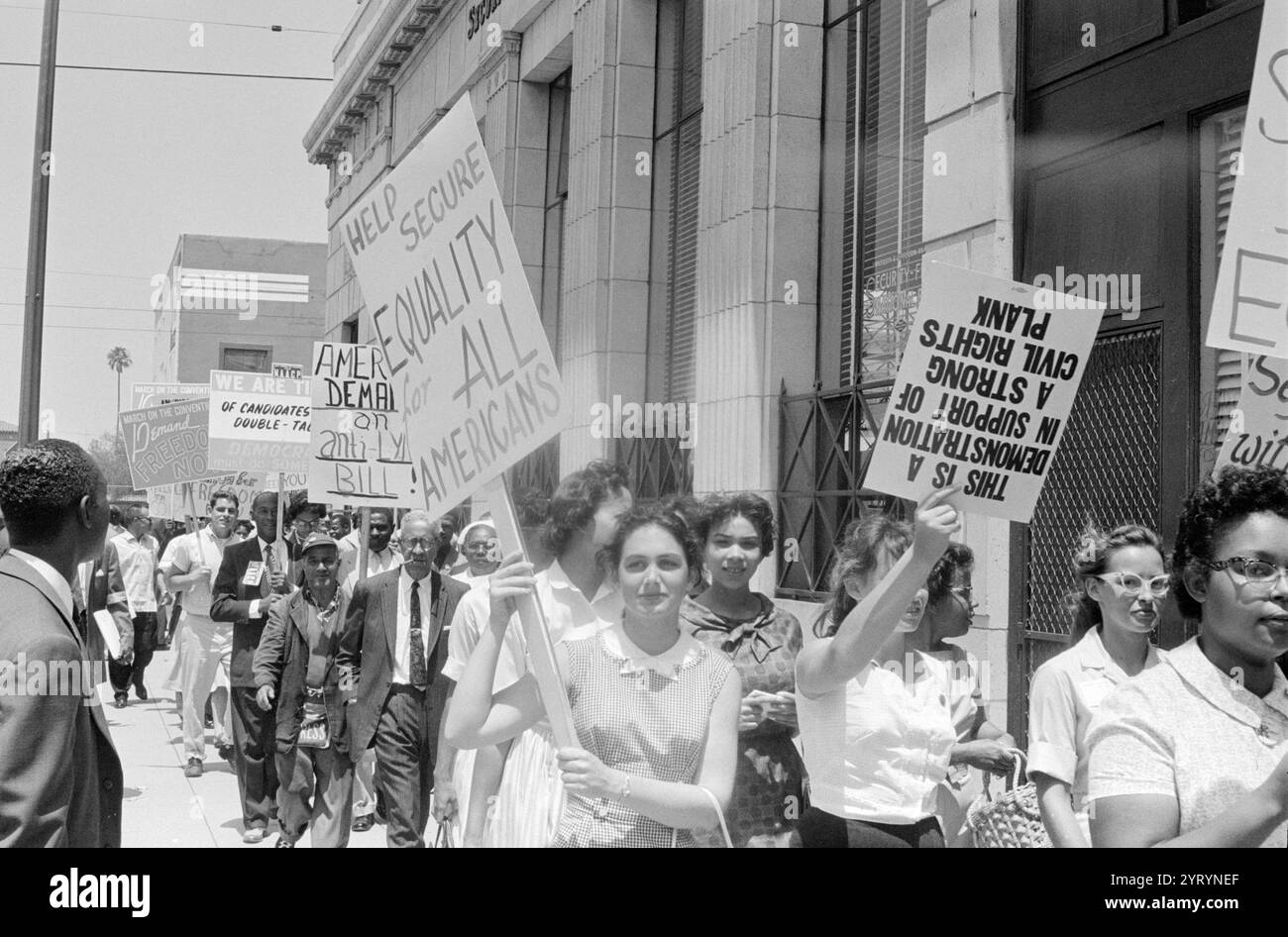 Des manifestants pour les droits civiques, y compris des Afro-Américains, avec des pancartes à la Convention démocratique de 1960, Los Angeles, Californie Banque D'Images