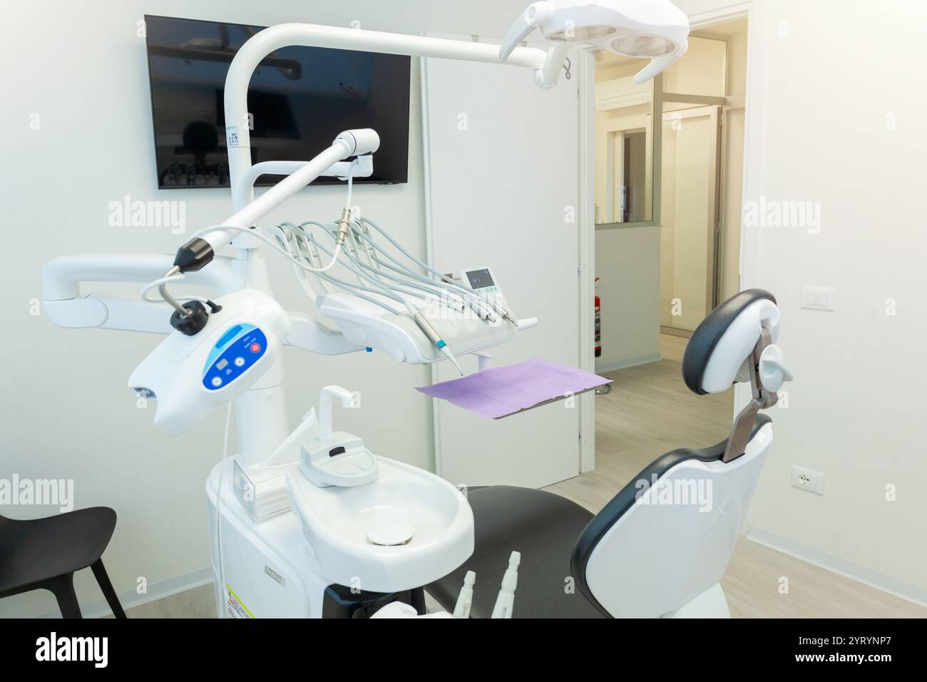 Équipement dentaire professionnel blanc et propre, y compris chaise, éclairage et outils affichés dans la clinique moderne, prêt pour le prochain patient Banque D'Images