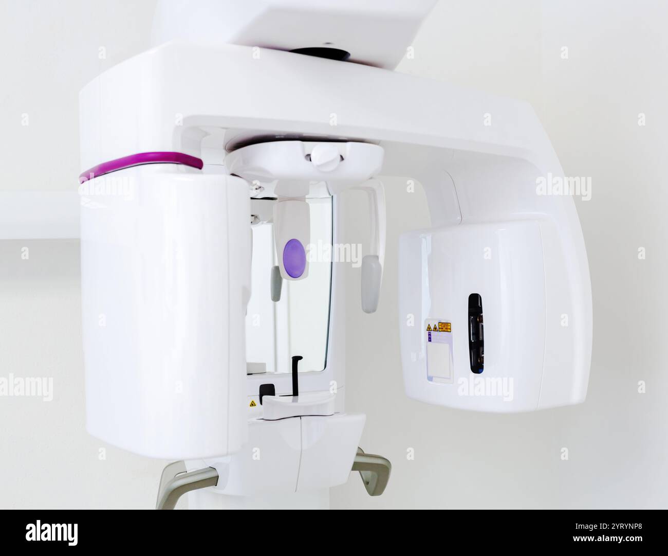 Machine à rayons X panoramique dentaire de pointe dans un cadre clinique lumineux et stérile, assurant des diagnostics précis et des soins aux patients Banque D'Images