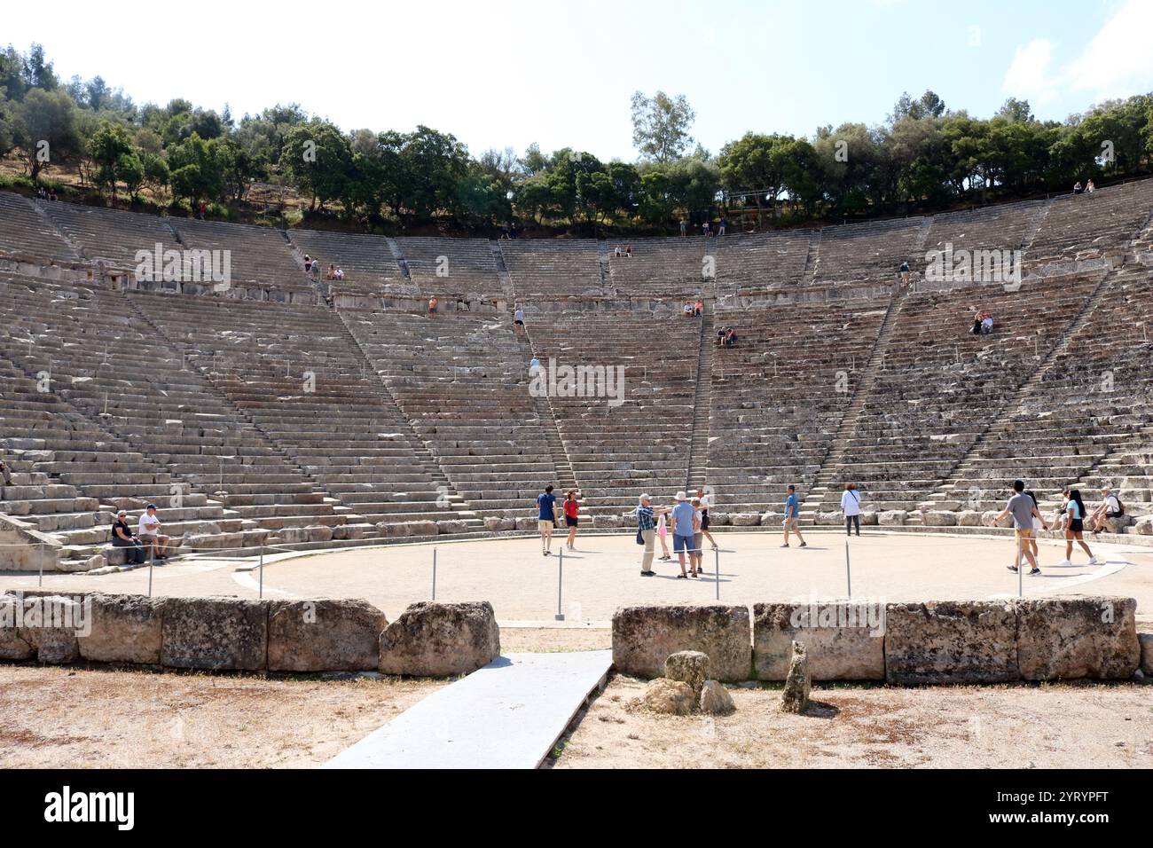 Le Théâtre antique d'Épidaure est un théâtre de la ville grecque d'Épidaure, situé à l'extrémité sud-est du sanctuaire dédié au Dieu grec antique de la médecine, Asclépios. Il est construit sur le côté ouest de la montagne Cynortion, près de Lygourio moderne, et appartient à la municipalité d'Epidaure. Construit à la fin du IVe siècle av. J.-C. Banque D'Images