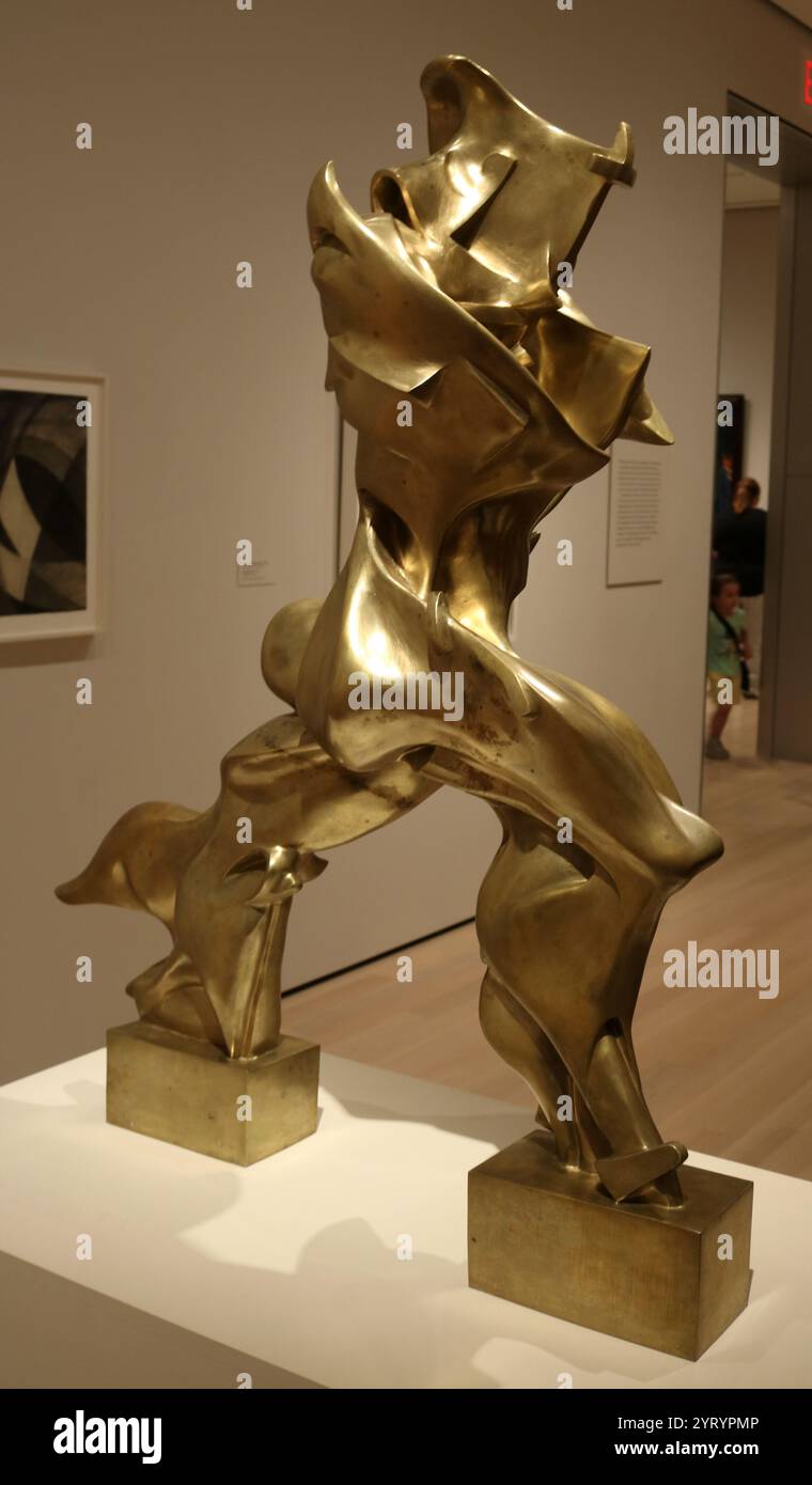 Formes uniques de continuité dans l'espace une sculpture futuriste en bronze de 1913 d'Umberto Boccioni. Elle est perçue comme une expression de mouvement et de fluidité. Banque D'Images