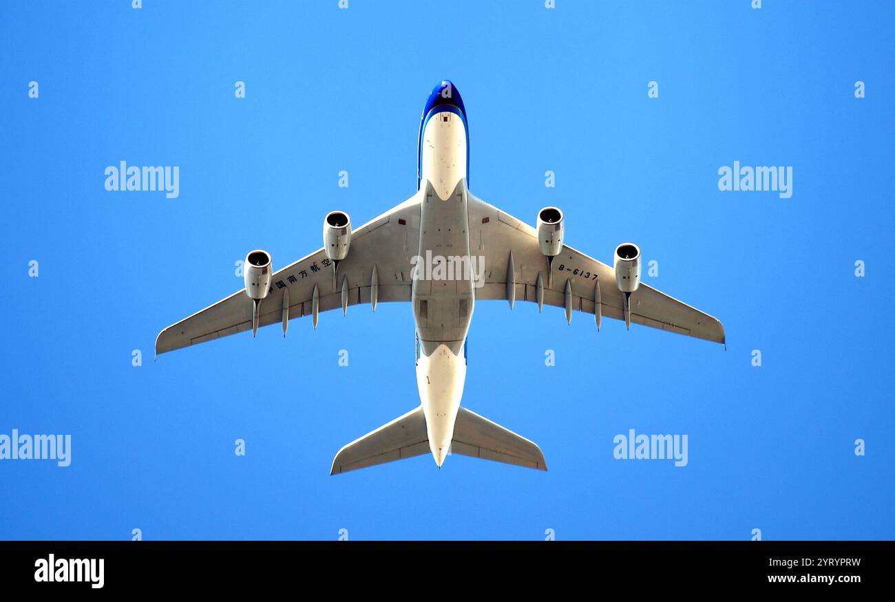 Un avion de China Southern Airlines, un Airbus A380-841 - vol CZ303 de Guangzhou, Chine à Londres Heathrow, survole l'Essex en raison de la pandémie de coronavirus COVID-19. 20 mai 2020. La pandémie de COVID-19 s’est propagée au Royaume-Uni fin janvier 2020. Au 28 juin 2020, il y avait eu 311 151 cas confirmés et 43 550 décès de cas confirmés. 1er juillet 2020 Banque D'Images