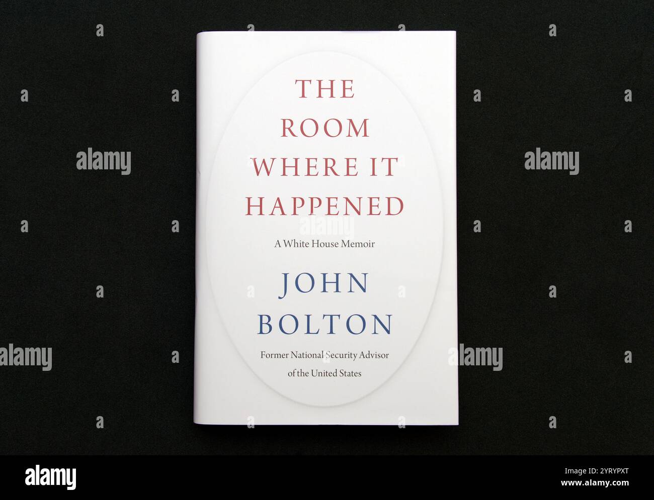 Le livre le plus vendu de John Bolton sur son mandat dans l'administration Trump, "The Room Where It Happen", publié par Simon & Schuster, en juin 2020. John Robert Bolton (né le 20 novembre 1948) est un diplomate américain, consultant républicain et commentateur politique. Il a été ambassadeur des États-Unis aux Nations Unies de 2005 à 2006 et 27e conseiller à la sécurité nationale des États-Unis de 2018 à 2019. Banque D'Images