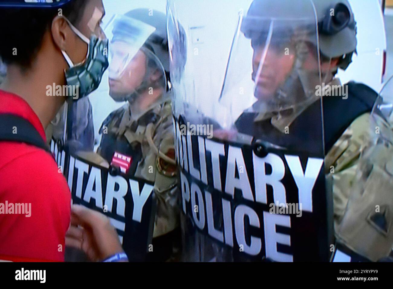 Couverture médiatique télévisée AMÉRICAINE : le 1er juin 2020, dans le cadre des manifestations de Black Lives Matter George Floyd à Washington, D.C. la police et les troupes de la Garde nationale ont utilisé des gaz lacrymogènes et d'autres tactiques antiémeutes pour évacuer de force les manifestants pacifiques de Lafayette Square et des rues environnantes Banque D'Images