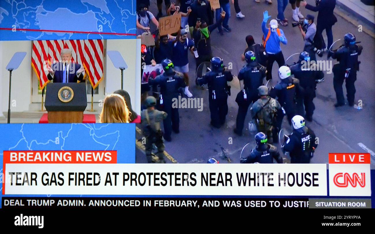 Couverture médiatique télévisée AMÉRICAINE : le 1er juin 2020, dans le cadre des manifestations de Black Lives Matter George Floyd à Washington, D.C. la police et les troupes de la Garde nationale ont utilisé des gaz lacrymogènes et d'autres tactiques antiémeutes pour évacuer de force les manifestants pacifiques de Lafayette Square et des rues environnantes Banque D'Images