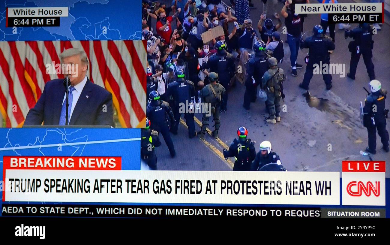 Couverture médiatique télévisée AMÉRICAINE : le 1er juin 2020, dans le cadre des manifestations de Black Lives Matter George Floyd à Washington, D.C. la police et les troupes de la Garde nationale ont utilisé des gaz lacrymogènes et d'autres tactiques antiémeutes pour évacuer de force les manifestants pacifiques de Lafayette Square et des rues environnantes Banque D'Images
