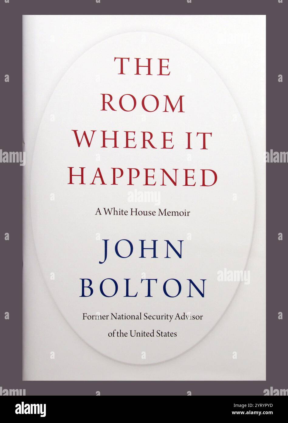 Le livre le plus vendu de John Bolton sur son mandat dans l'administration Trump, "The Room Where It Happen", publié par Simon & Schuster, en juin 2020. John Robert Bolton (né le 20 novembre 1948) est un diplomate américain, consultant républicain et commentateur politique. Il a été ambassadeur des États-Unis aux Nations Unies de 2005 à 2006 et 27e conseiller à la sécurité nationale des États-Unis de 2018 à 2019. Banque D'Images