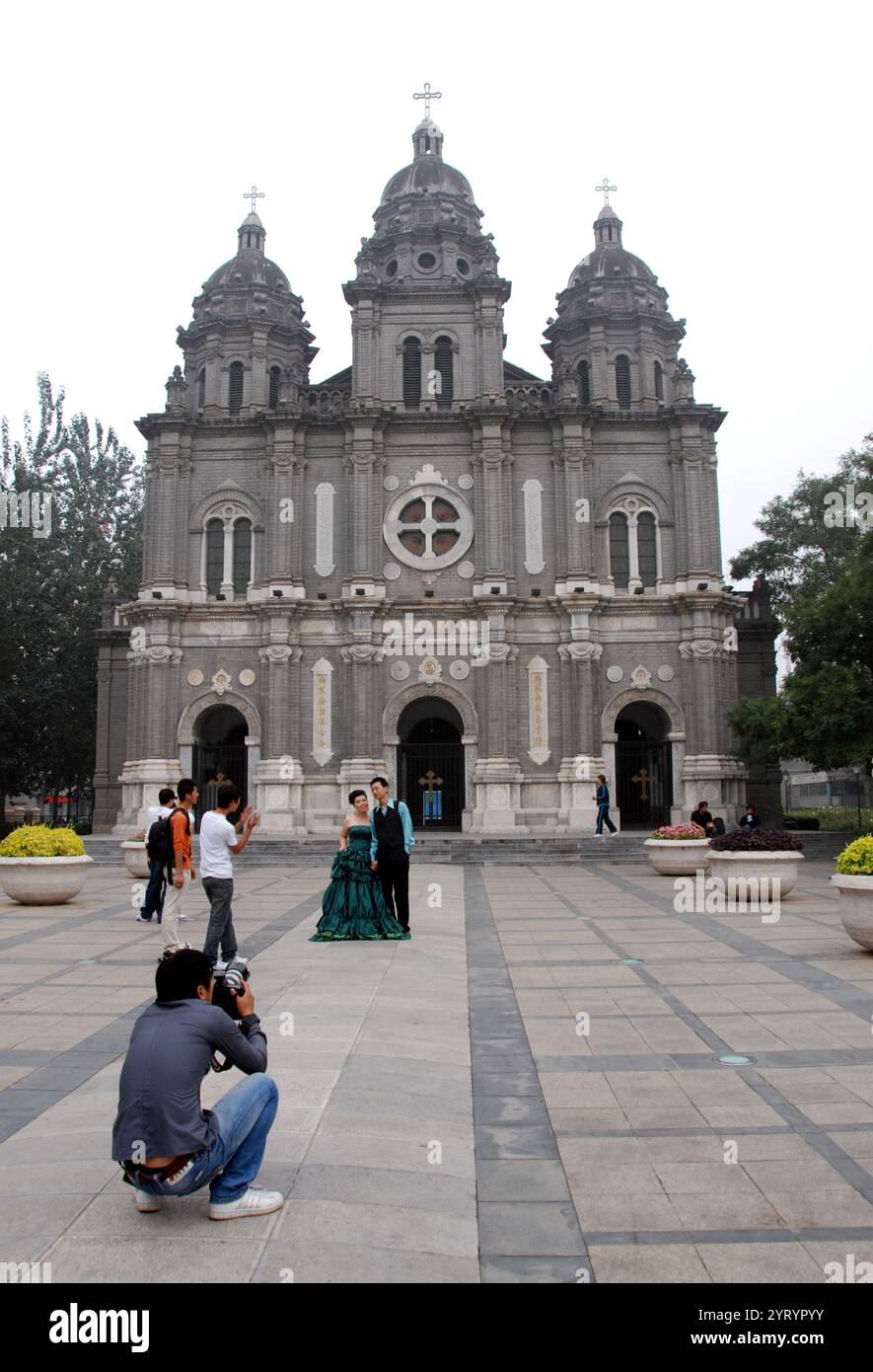 L'église Joseph (église de Wangfujing ou Dongtang, cathédrale est), église néo-romane du début du XXe siècle. C'est l'une des quatre églises catholiques historiques de l'archidiocèse catholique romain de Pékin. Il est situé dans le district de Dongcheng de la ville. La construction de l'église a été achevée en 1655 par des missionnaires jésuites. En raison de rénovations et de reconstruction, la structure actuelle date de 1905. Banque D'Images L'église Joseph (église de Wangfujing ou Dongtang, cathédrale est), église néo-romane du début du XXe siècle. C'est l'une des quatre églises catholiques historiques de l'archidiocèse catholique romain de Pékin. Il est situé dans le district de Dongcheng de la ville. La construction de l'église a été achevée en 1655 par des missionnaires jésuites. En raison de rénovations et de reconstruction, la structure actuelle date de 1905. Banque D'Images