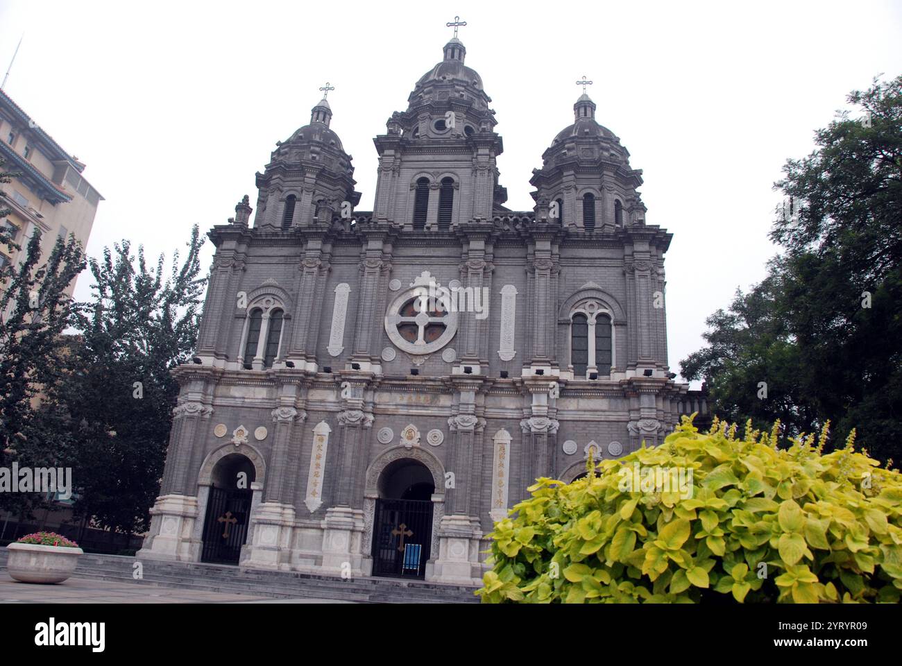 L'église Joseph (église de Wangfujing ou Dongtang, cathédrale est), église néo-romane du début du XXe siècle. C'est l'une des quatre églises catholiques historiques de l'archidiocèse catholique romain de Pékin. Il est situé dans le district de Dongcheng de la ville. La construction de l'église a été achevée en 1655 par des missionnaires jésuites. En raison de rénovations et de reconstruction, la structure actuelle date de 1905. Banque D'Images L'église Joseph (église de Wangfujing ou Dongtang, cathédrale est), église néo-romane du début du XXe siècle. C'est l'une des quatre églises catholiques historiques de l'archidiocèse catholique romain de Pékin. Il est situé dans le district de Dongcheng de la ville. La construction de l'église a été achevée en 1655 par des missionnaires jésuites. En raison de rénovations et de reconstruction, la structure actuelle date de 1905. Banque D'Images