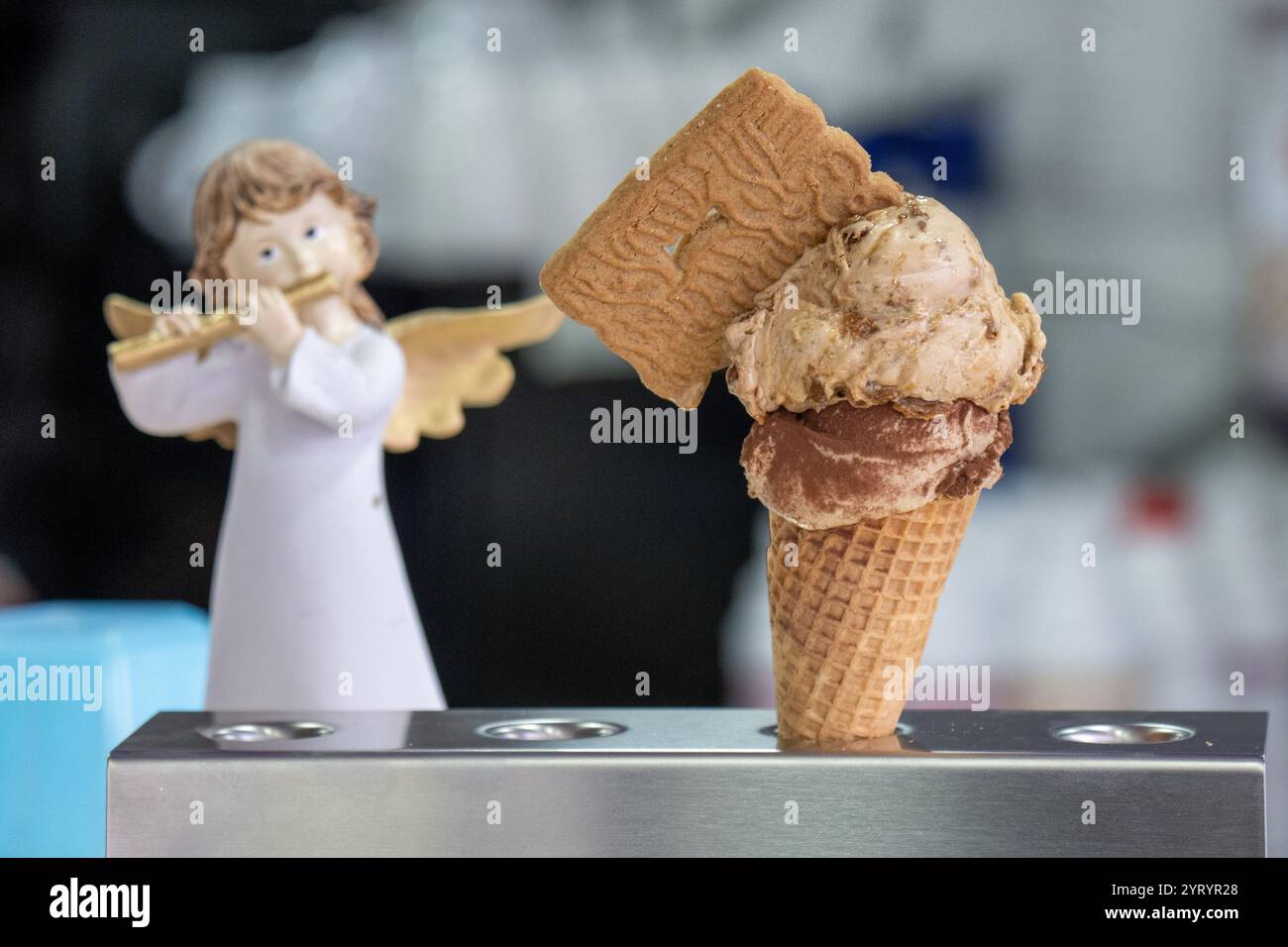 Trèves, Allemagne. 04th Dec, 2024. Une crème glacée spéculoos sur une boule de tiramisu est prête à être vendue et consommée dans un glacier à Trèves. Certains glaciers de Rhénanie-Palatinat sont également ouverts en hiver. L'offre va de la crème glacée aux gaufres, crêpes, gâteaux et boissons chaudes. Crédit : Harald Tittel/dpa/Alamy Live News Banque D'Images