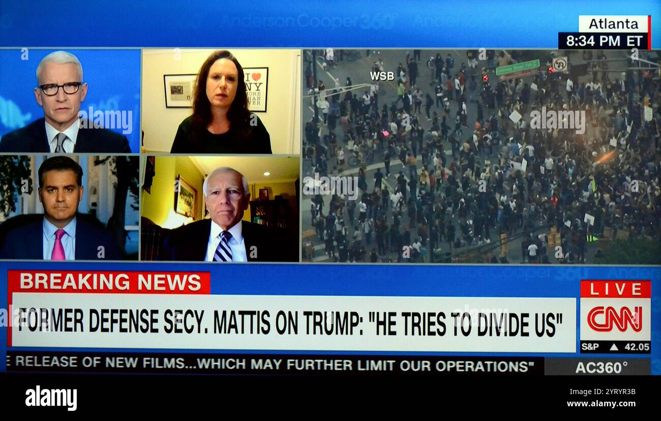 Reportage télévisé américain sur les manifestations du 4 juin 2020, au milieu des manifestations de George Floyd à Washington, D. C où la police et les troupes de la Garde nationale ont utilisé des gaz lacrymogènes et d'autres tactiques antiémeutes pour évacuer par la force les manifestants pacifiques de Lafayette Square et des rues avoisinantes Banque D'Images