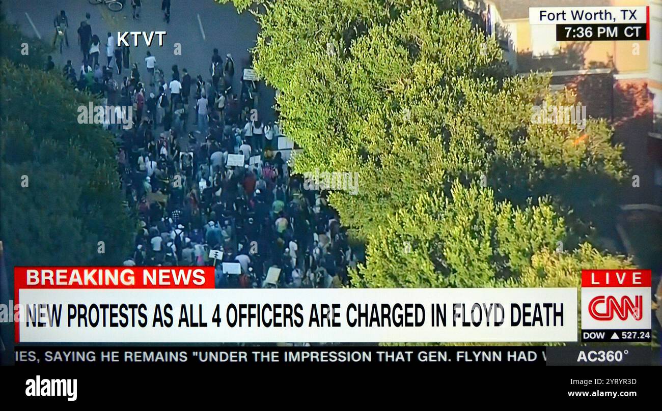 Reportage télévisé américain sur les manifestations du 4 juin 2020, au milieu des manifestations de George Floyd à Washington, D. C où la police et les troupes de la Garde nationale ont utilisé des gaz lacrymogènes et d'autres tactiques antiémeutes pour évacuer par la force les manifestants pacifiques de Lafayette Square et des rues avoisinantes Banque D'Images